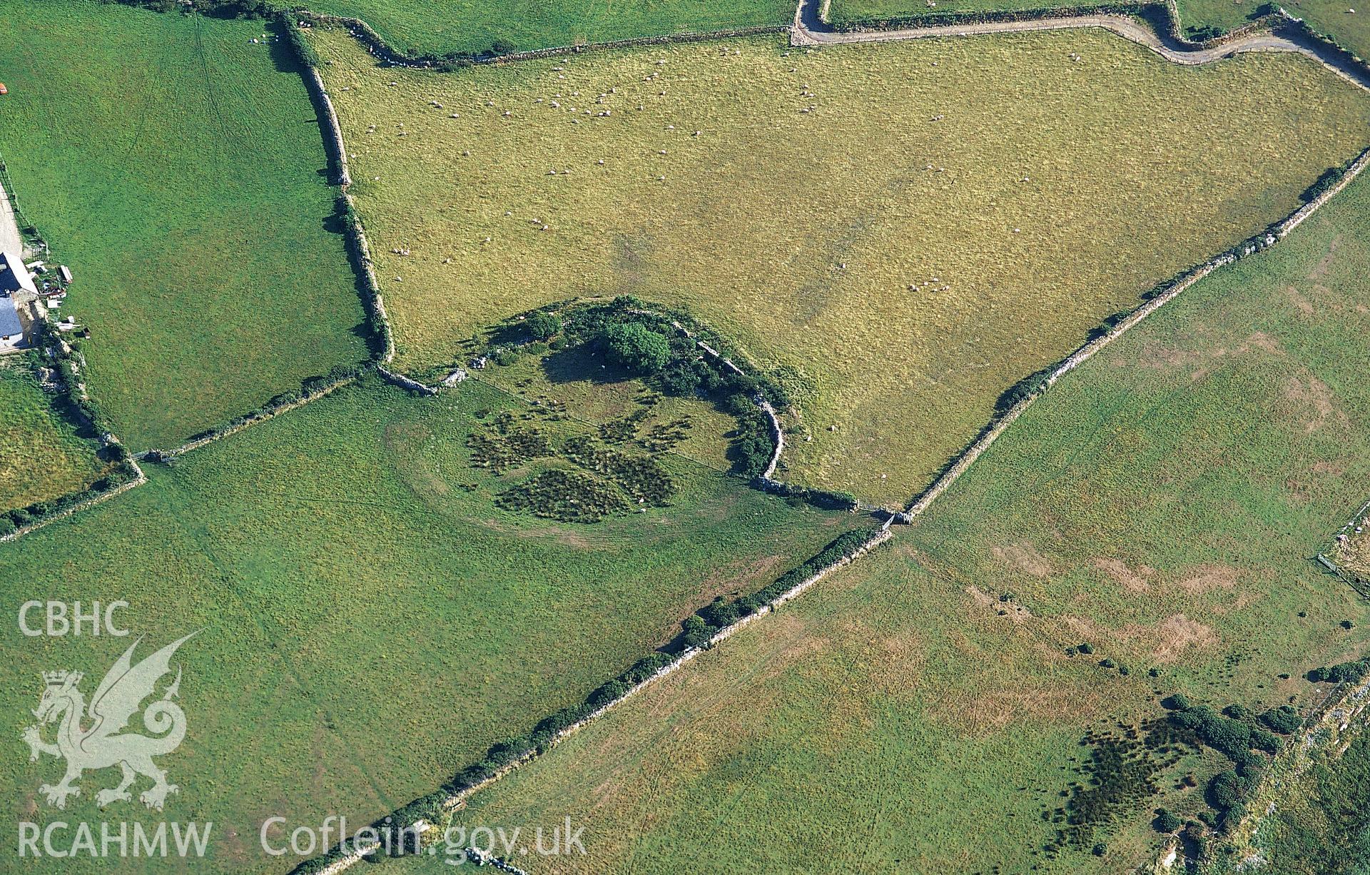 RCAHMW colour oblique aerial photograph of Gaer Wen taken on 24/07/1995 by C.R. Musson