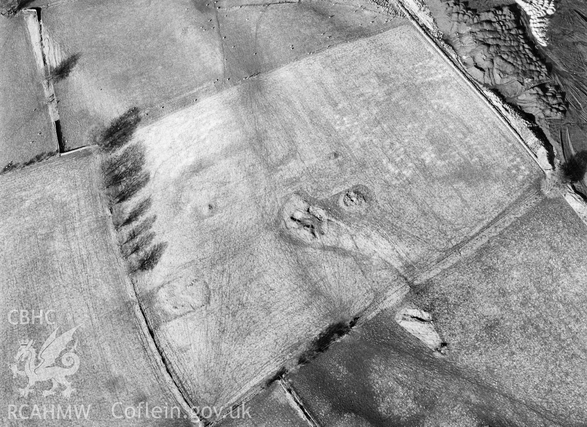 RCAHMW Black and white oblique aerial photograph of Mynydd Bach Cairn, Maesycwmmer, taken by C.R. Musson, 26/03/94