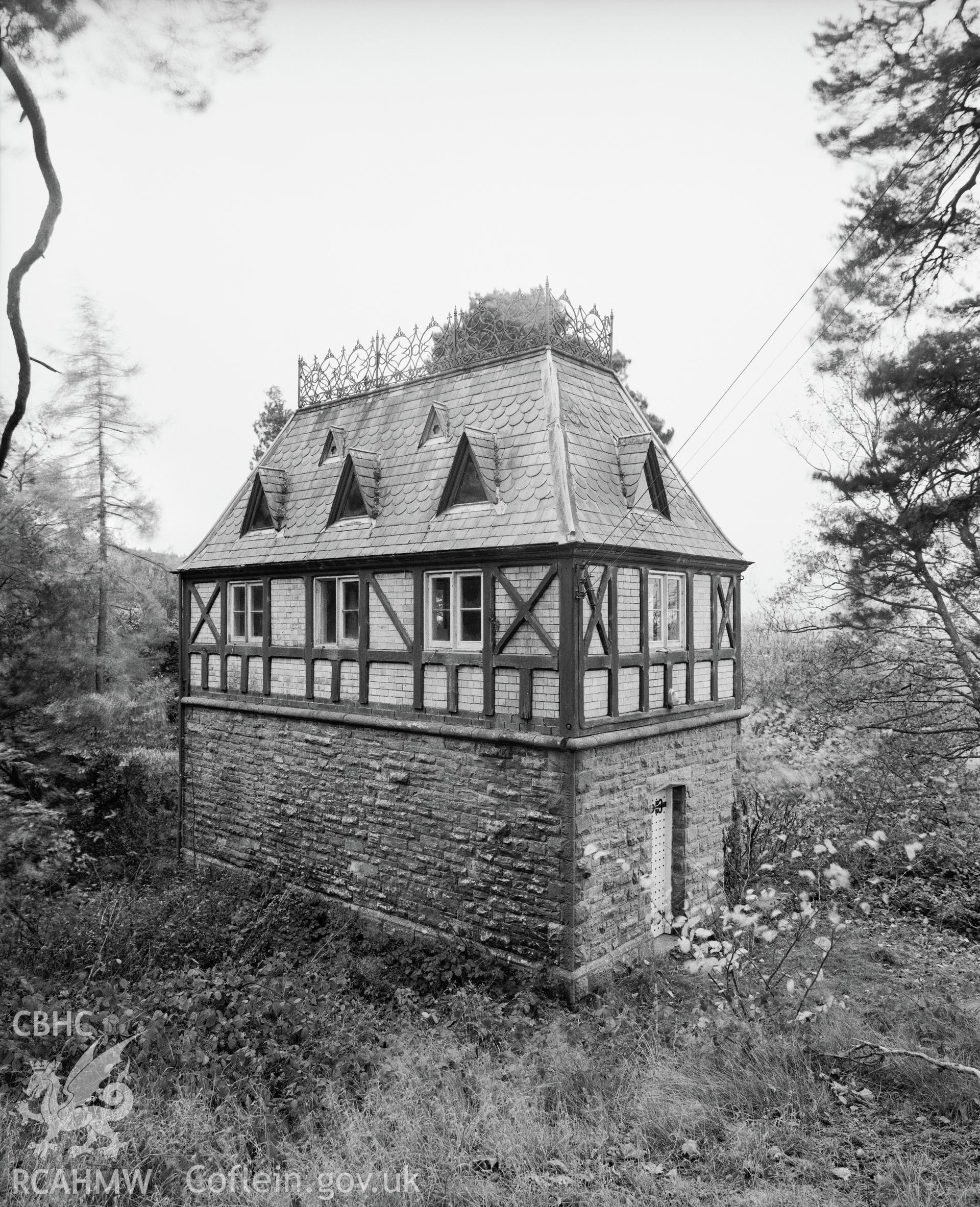 Leighton Park Estate, Upper Cable House;  b&w photograph taken by Iain Wright, 1986.