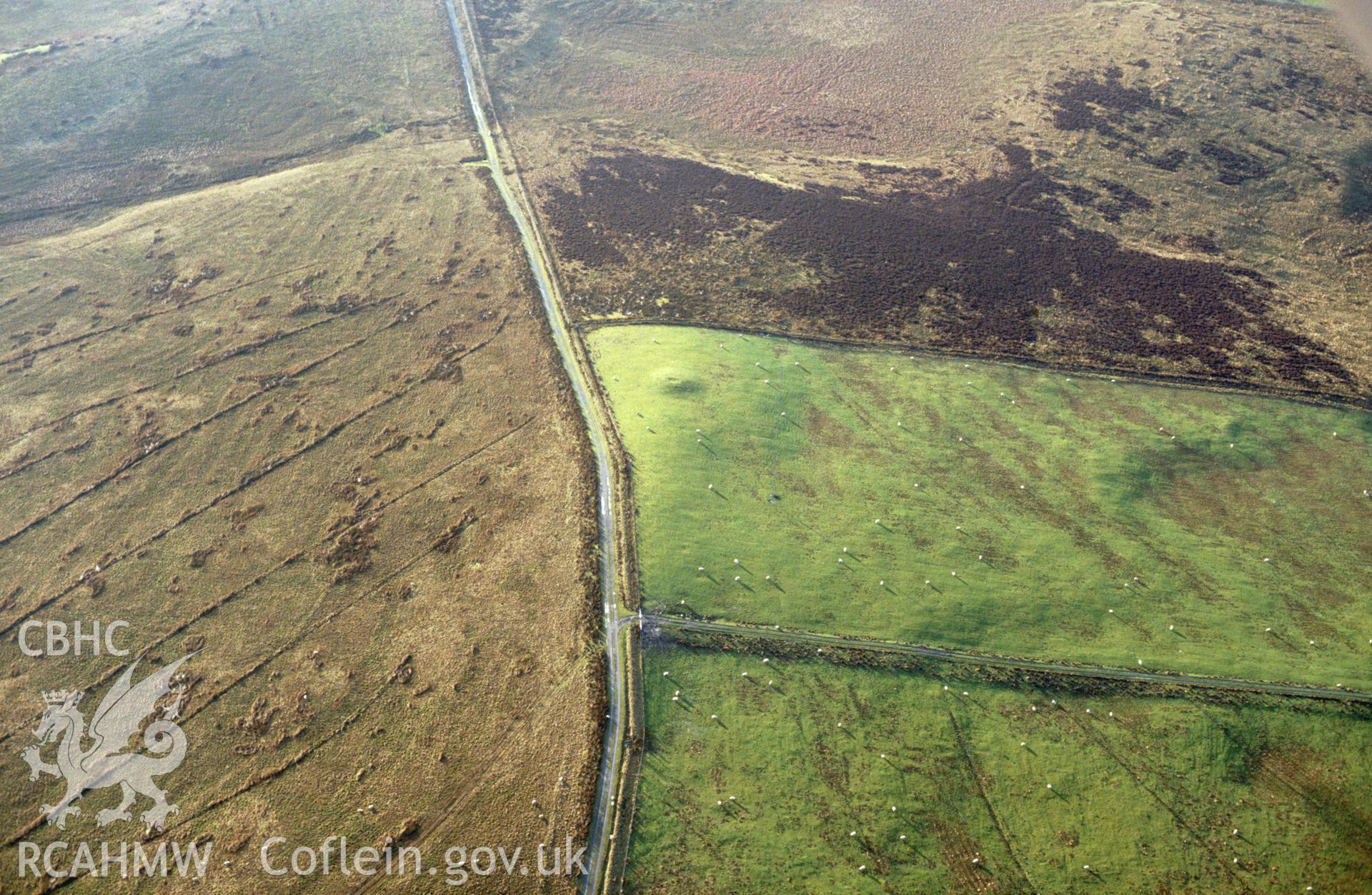 RCAHMW colour slide oblique aerial photograph of Pen-y-groes Isaf Cairn, Dwyriw, taken by C.R. Musson, 07/01/94