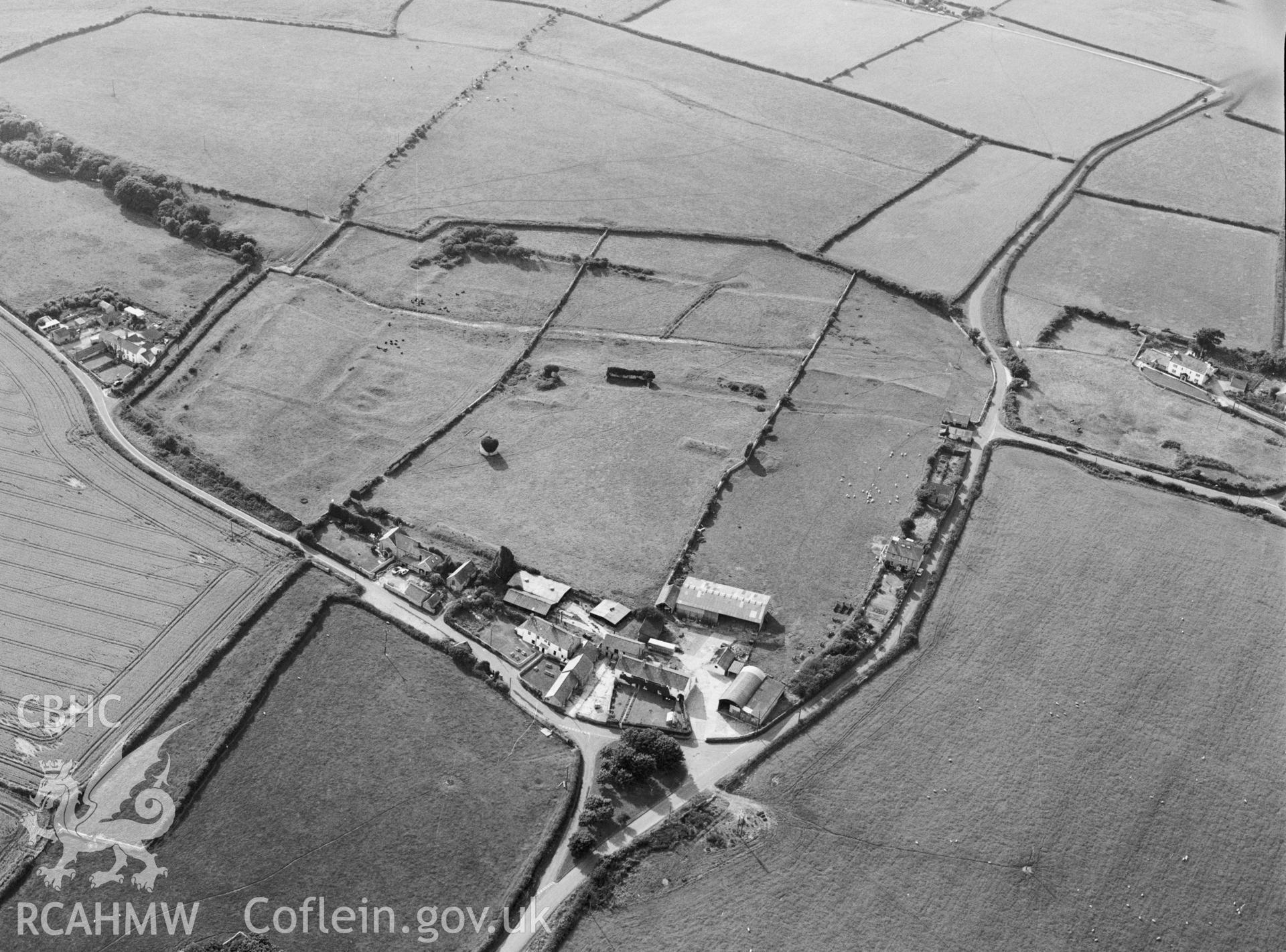 RCAHMW Black and white oblique aerial photograph of Monknash Grange, St Donats, taken on 30/07/1992 by CR Musson