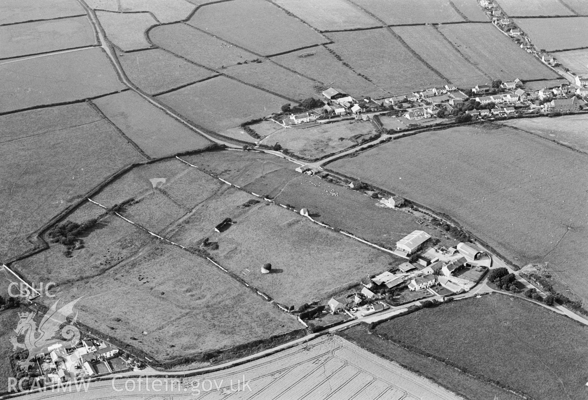 RCAHMW Black and white oblique aerial photograph of Monknash Grange, St Donats, taken on 30/07/1992 by CR Musson