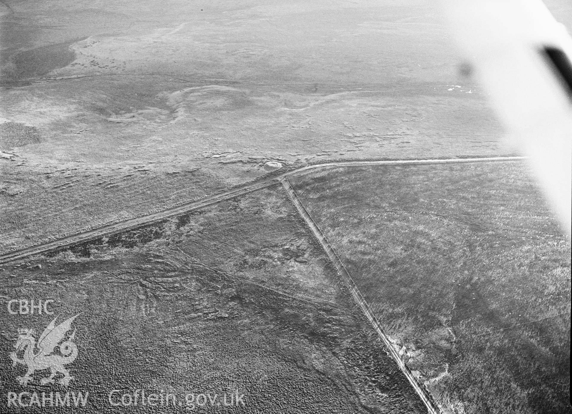 RCAHMW Black and white oblique aerial photograph of Pen-y-groes Isaf Cairn, Aberhafesp, taken by C.R. Musson, 07/01/94