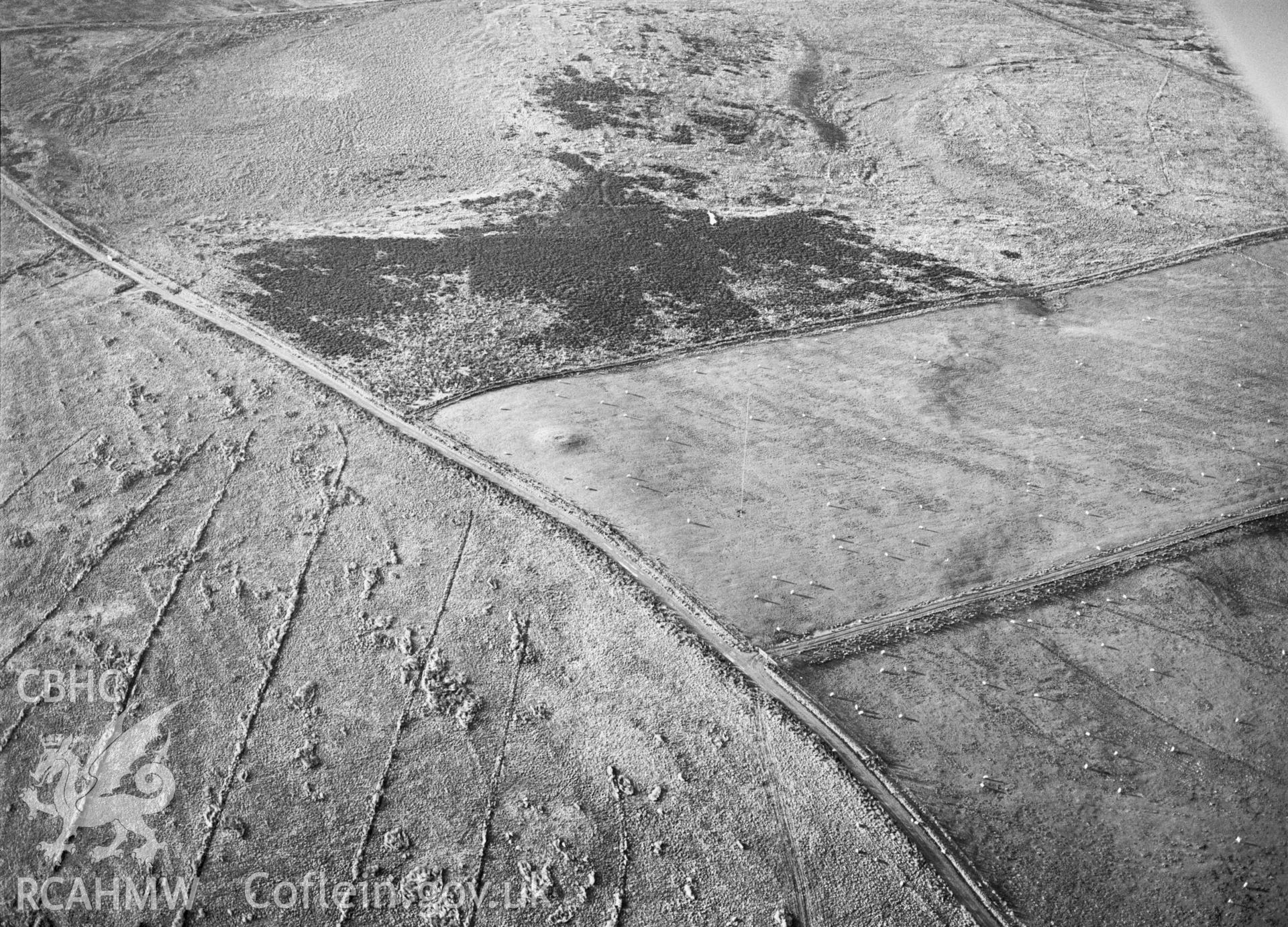 RCAHMW Black and white oblique aerial photograph of Pen-y-groes Isaf Cairn, Dwyriw, taken by C.R. Musson, 07/01/94