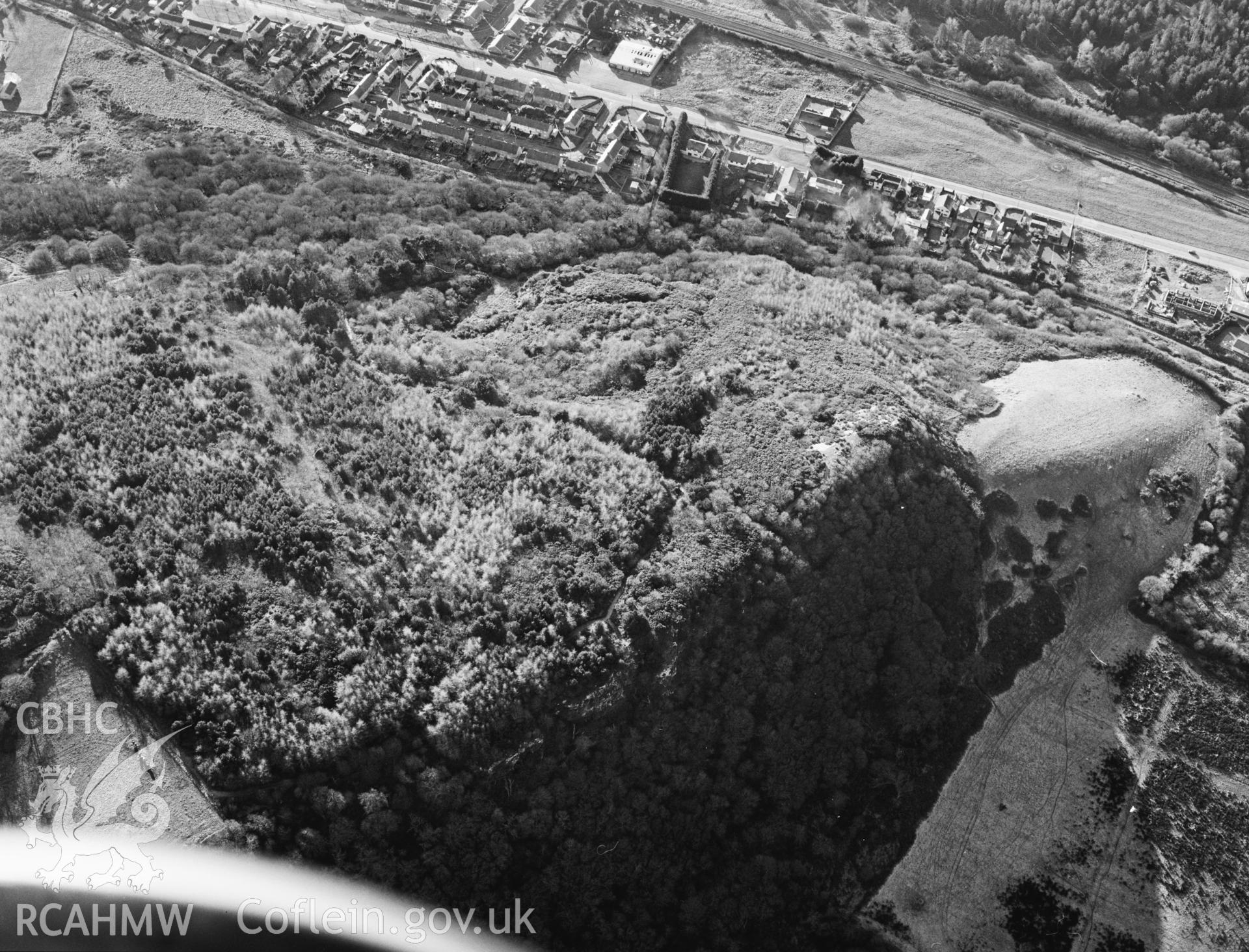 RCAHMW Black and white oblique aerial photograph of Mynydd Pembrey West Hillfort, Cefn Sidan, taken on 22/12/1998 by Heather James