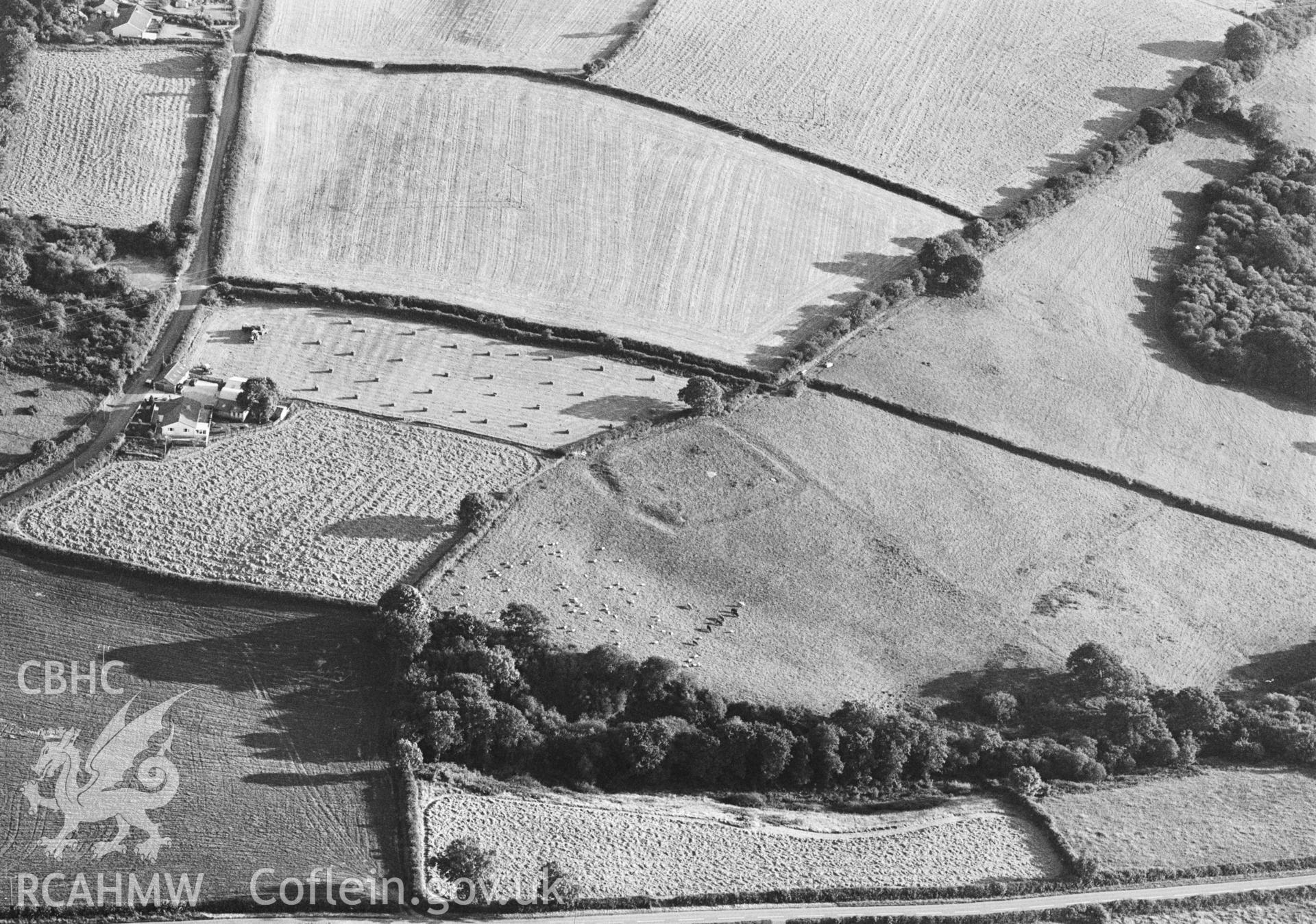 RCAHMW black and white oblique aerial photograph of Bryn Cywyn enclosure taken by Toby Driver 2000