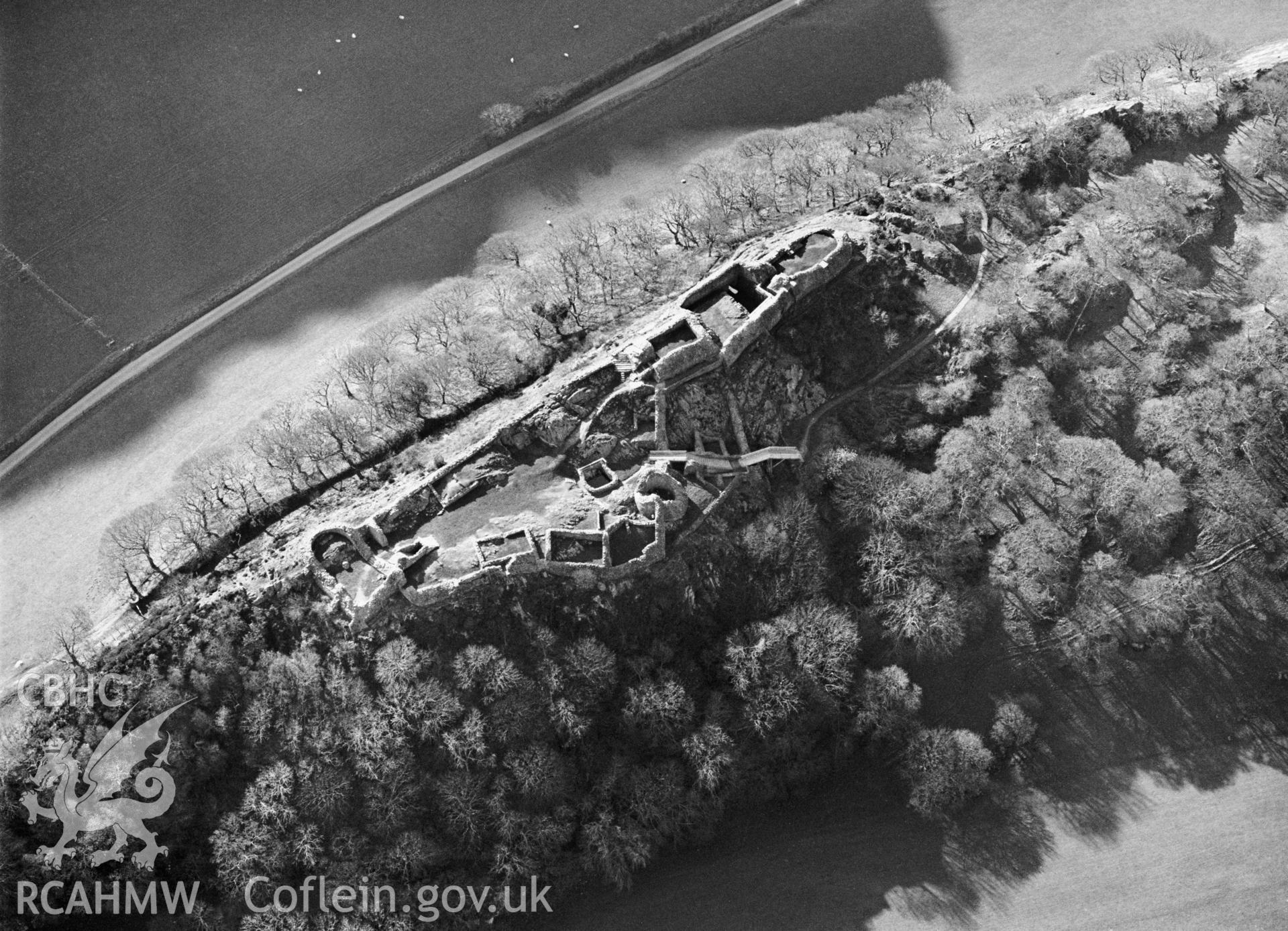 RCAHMW black and white oblique aerial photograph of Castell Y Bere, taken by C.R. Musson 1993