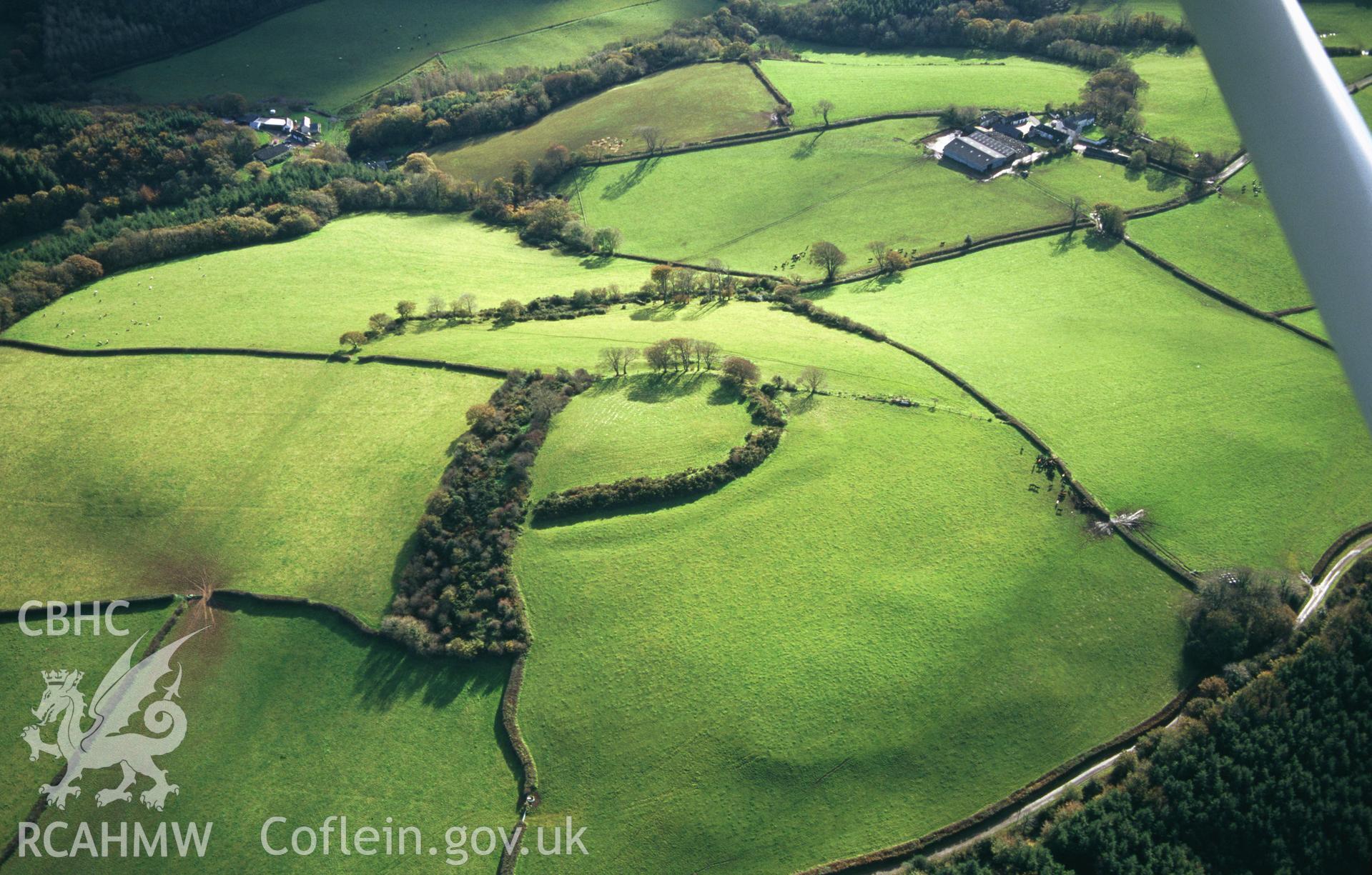 RCAHMW colour slide oblique aerial photograph of Castell Cogan, Llansteffan, taken on 30/10/1998 by Toby Driver