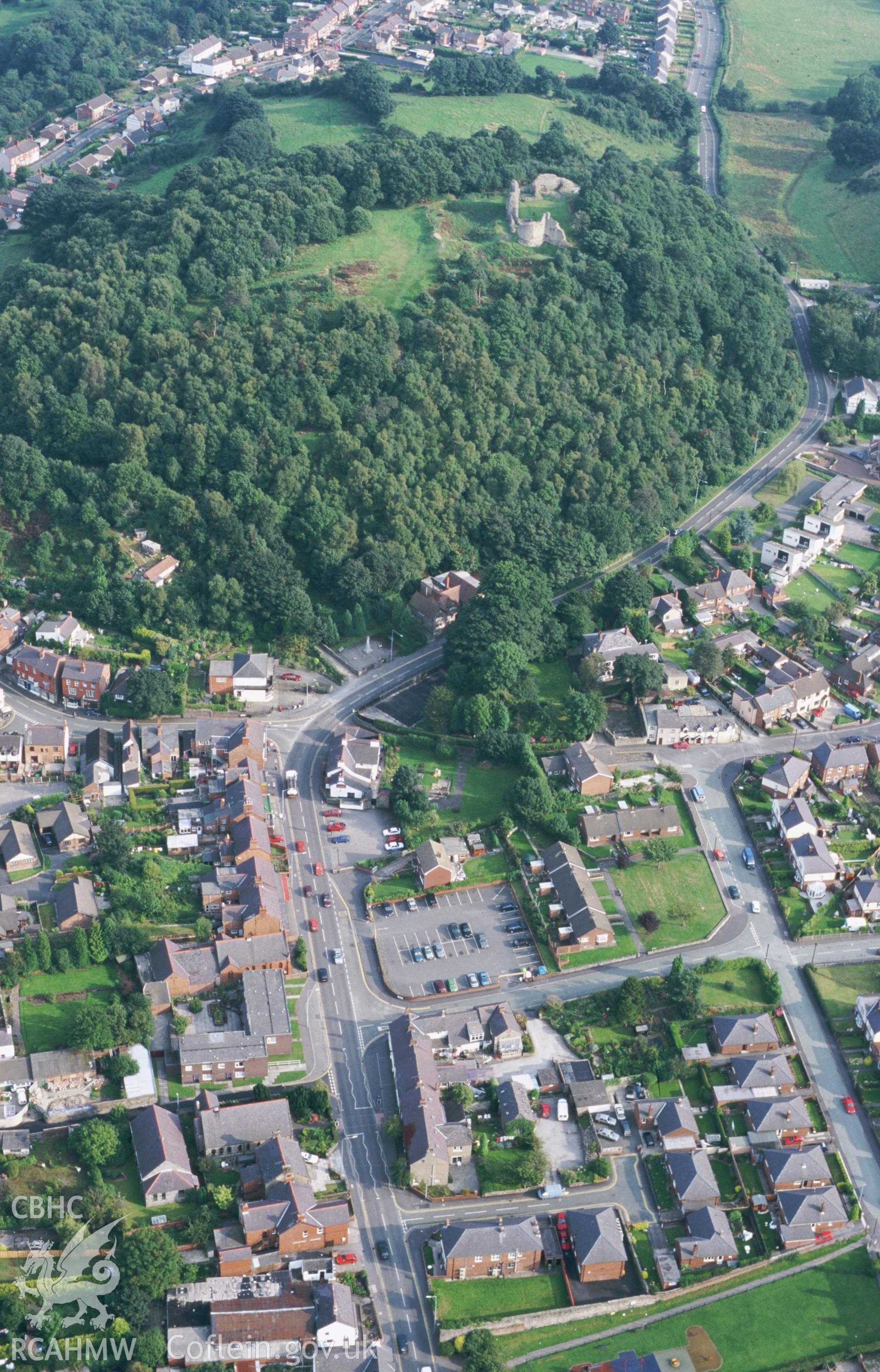 RCAHMW colour slide oblique aerial photograph of Caergwrle Castle, Hope, taken by T.G.Driver on the 30/08/2000