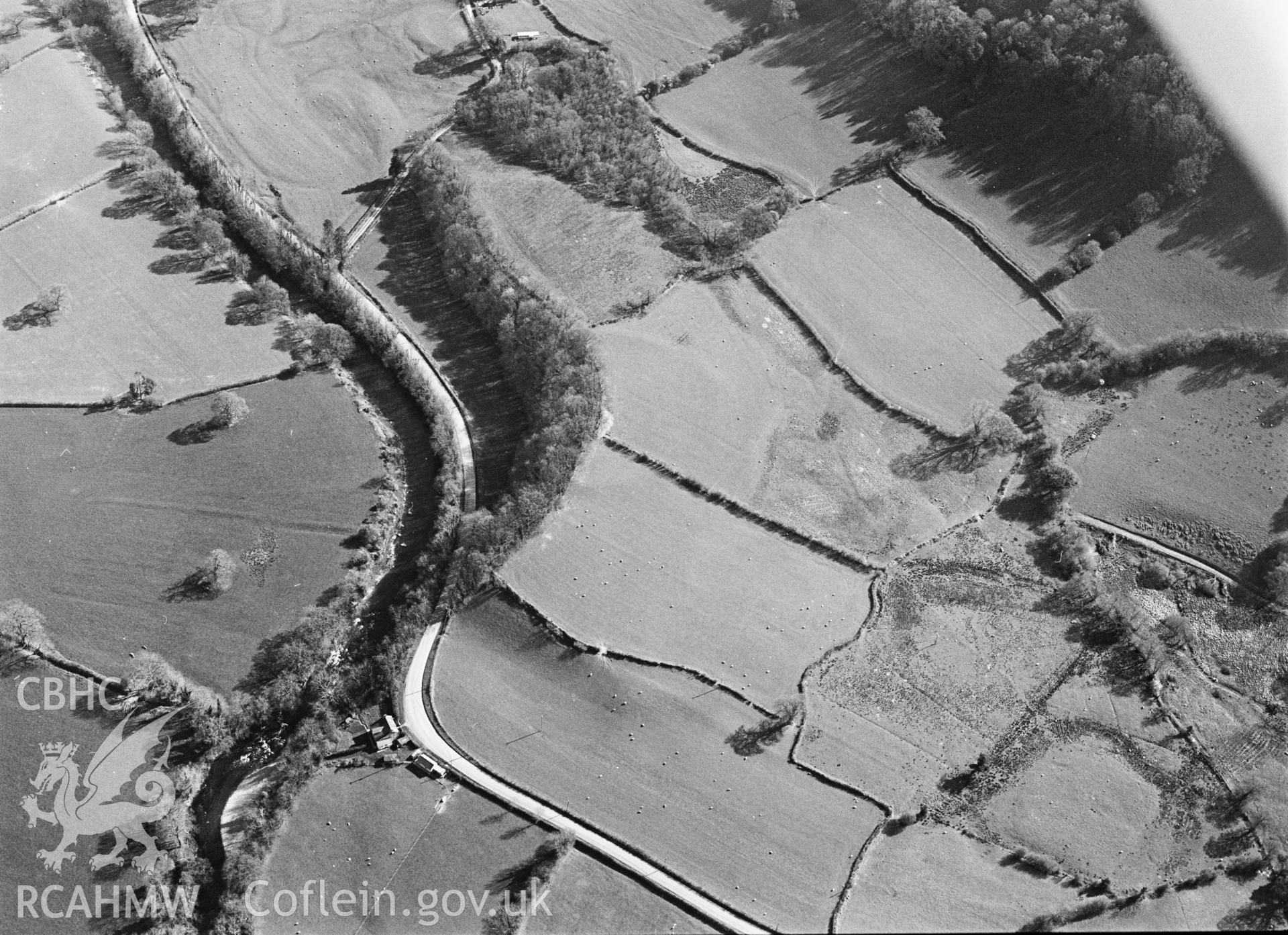 RCAHMW black and white oblique aerial photograph of Troed y Rhiw enclosure, taken 1995.