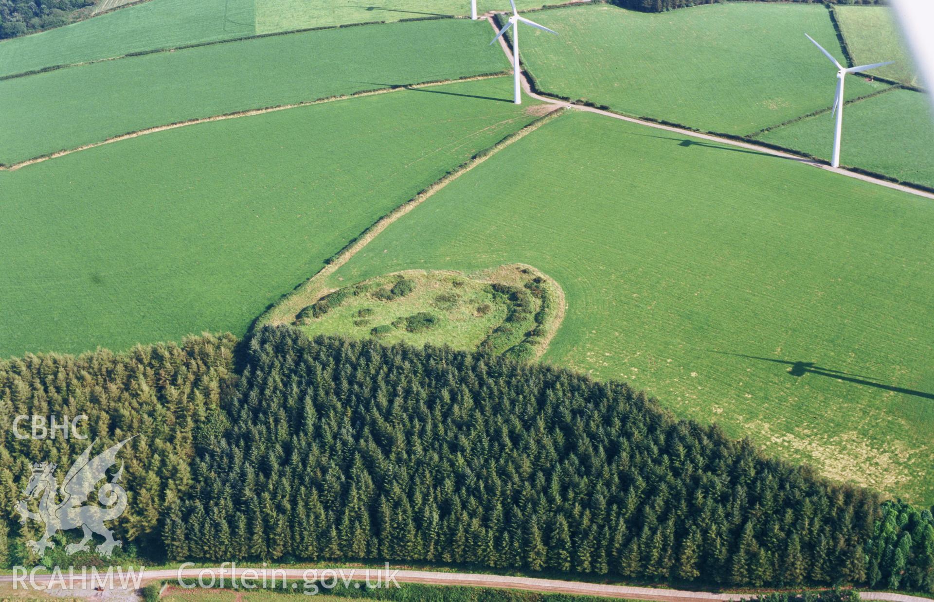 RCAHMW colour oblique aerial photograph of Parc Cynog hillfort. Taken by Toby Driver on 02/09/2002