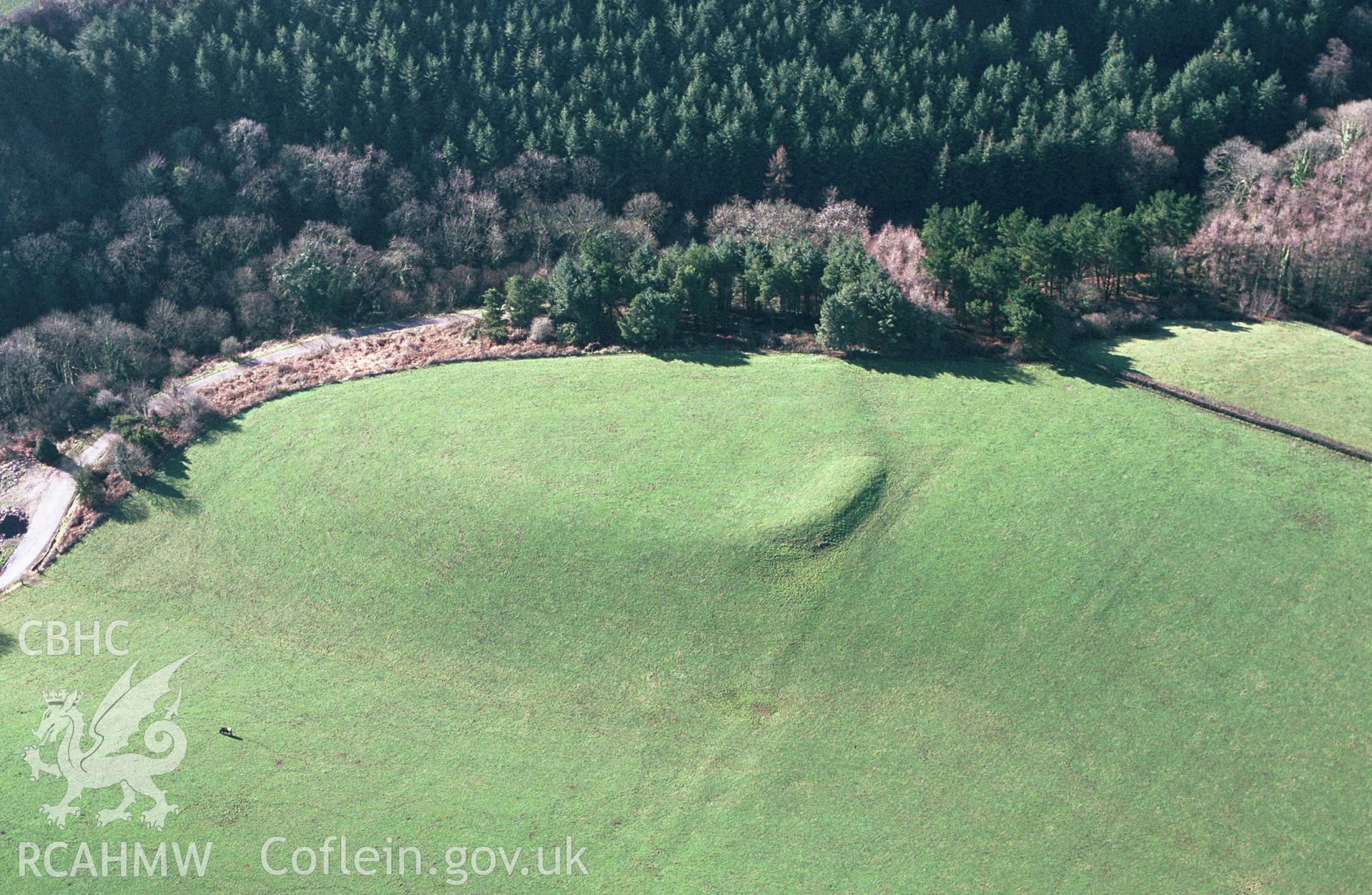 RCAHMW colour slide oblique aerial photograph of Parc-y-Gaer Fort, Pant-Glas, Llanddowror, taken by C.R.Musson on the 15/02/1997