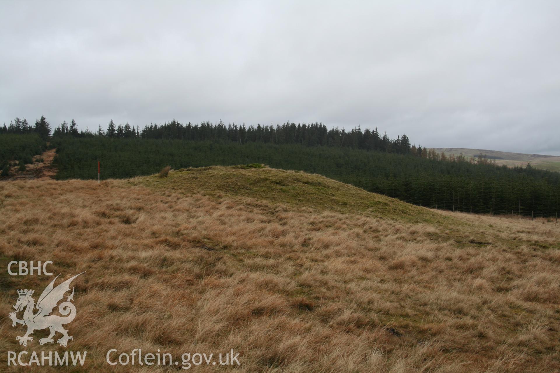 View from the south showing position of mound on edge of summit; 1m scale.