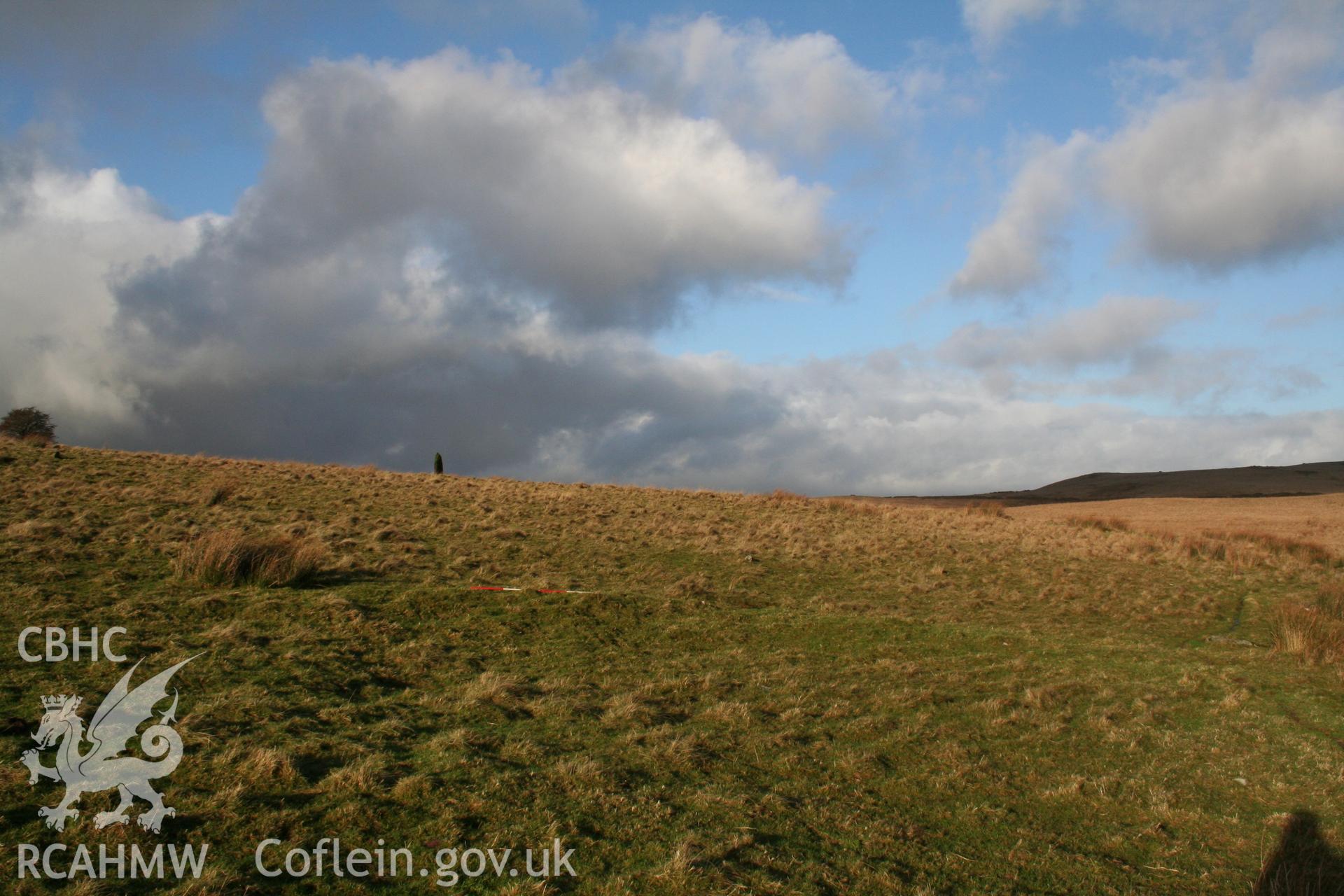 Platform with 2m scale along outer lip of terrace seen from the south; Maen Llia (84541) in background.