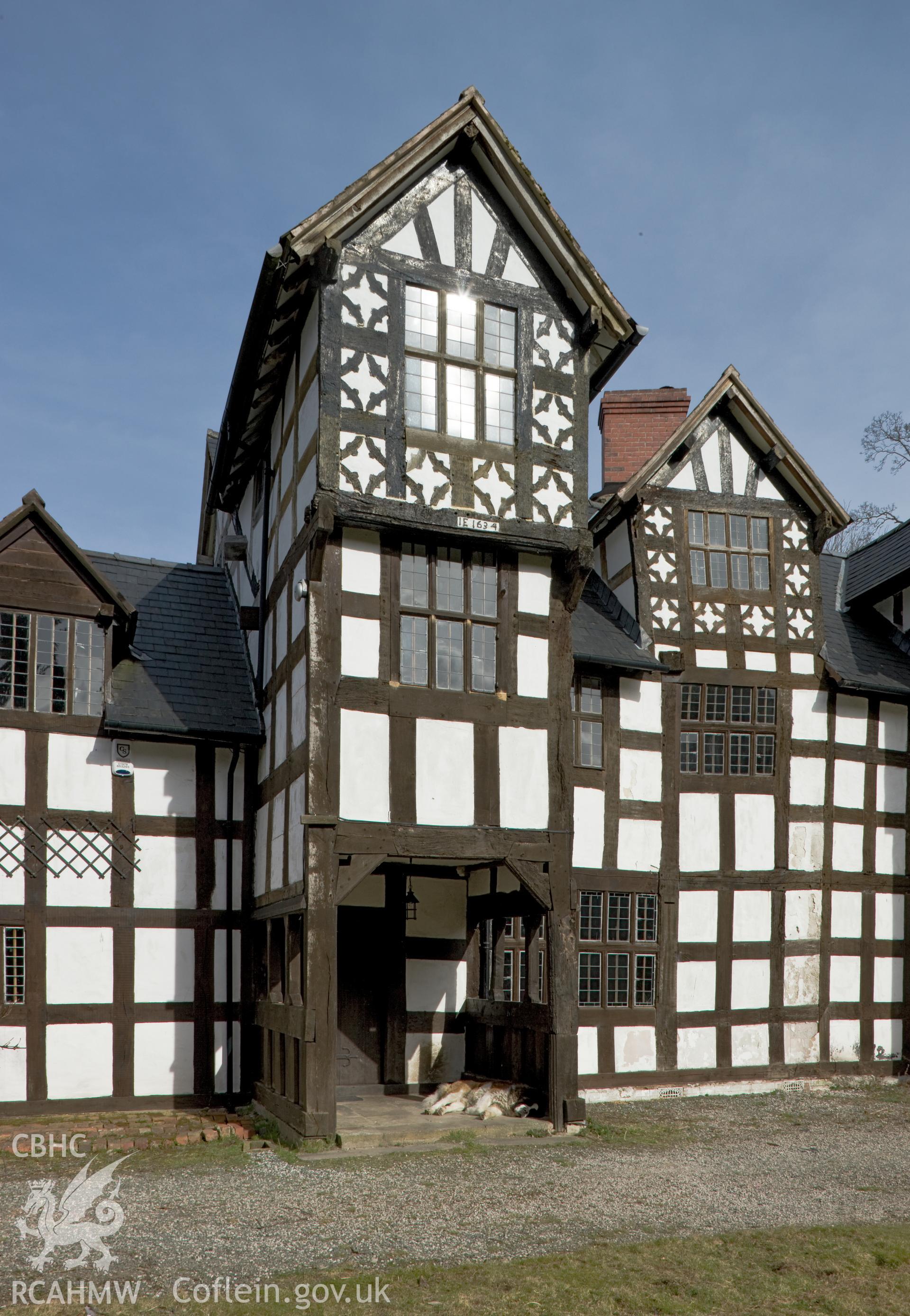 Entrance porch (vertical).