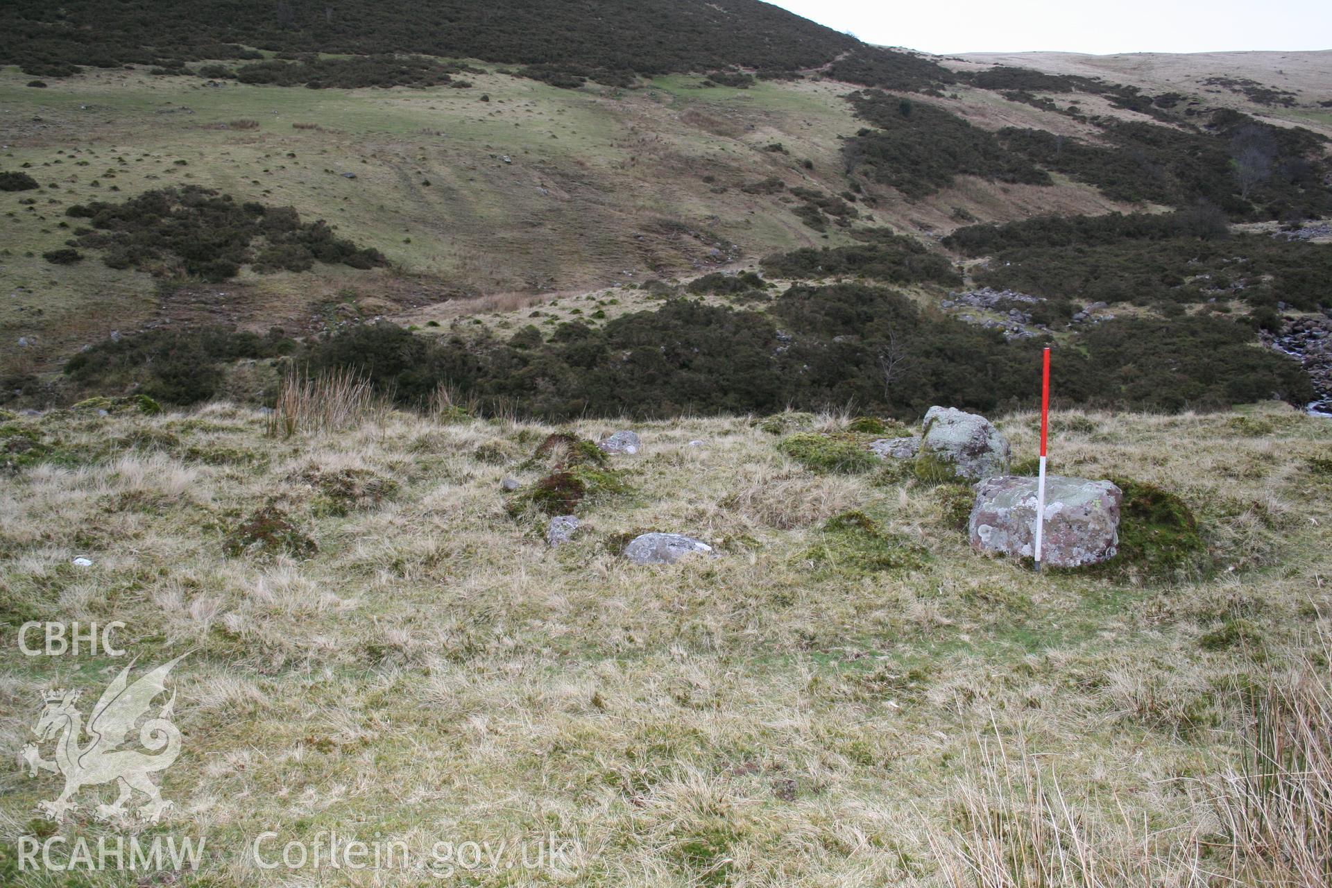 Boulder outline of enclosure seen from the south; 1m scale.