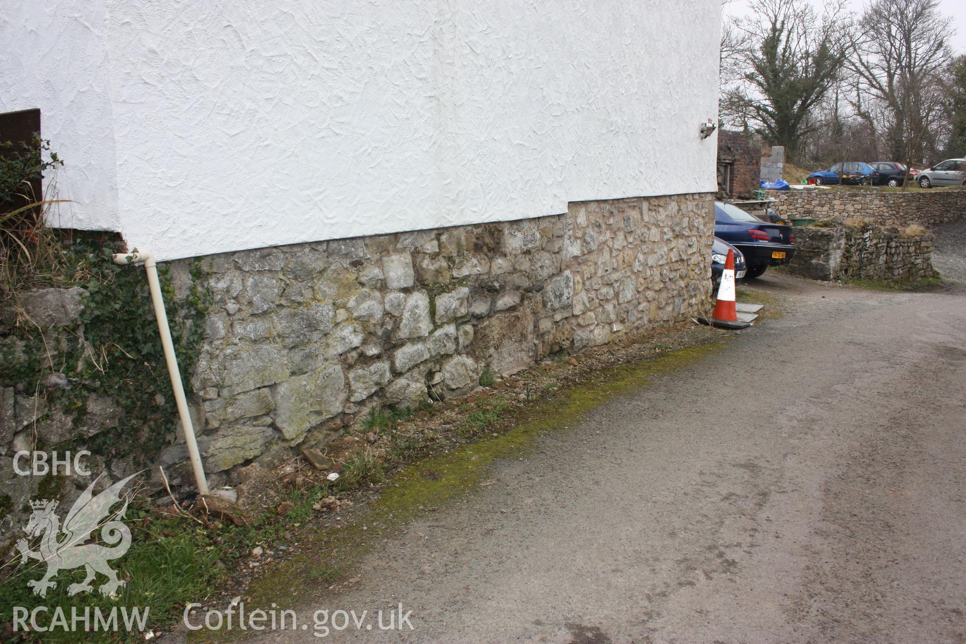 Nineteenth century building by the side of Pen-y-graig quarry road, and close to the Pen-y-graig tramroad. Now used as housing with some twentieth century alternations visible.