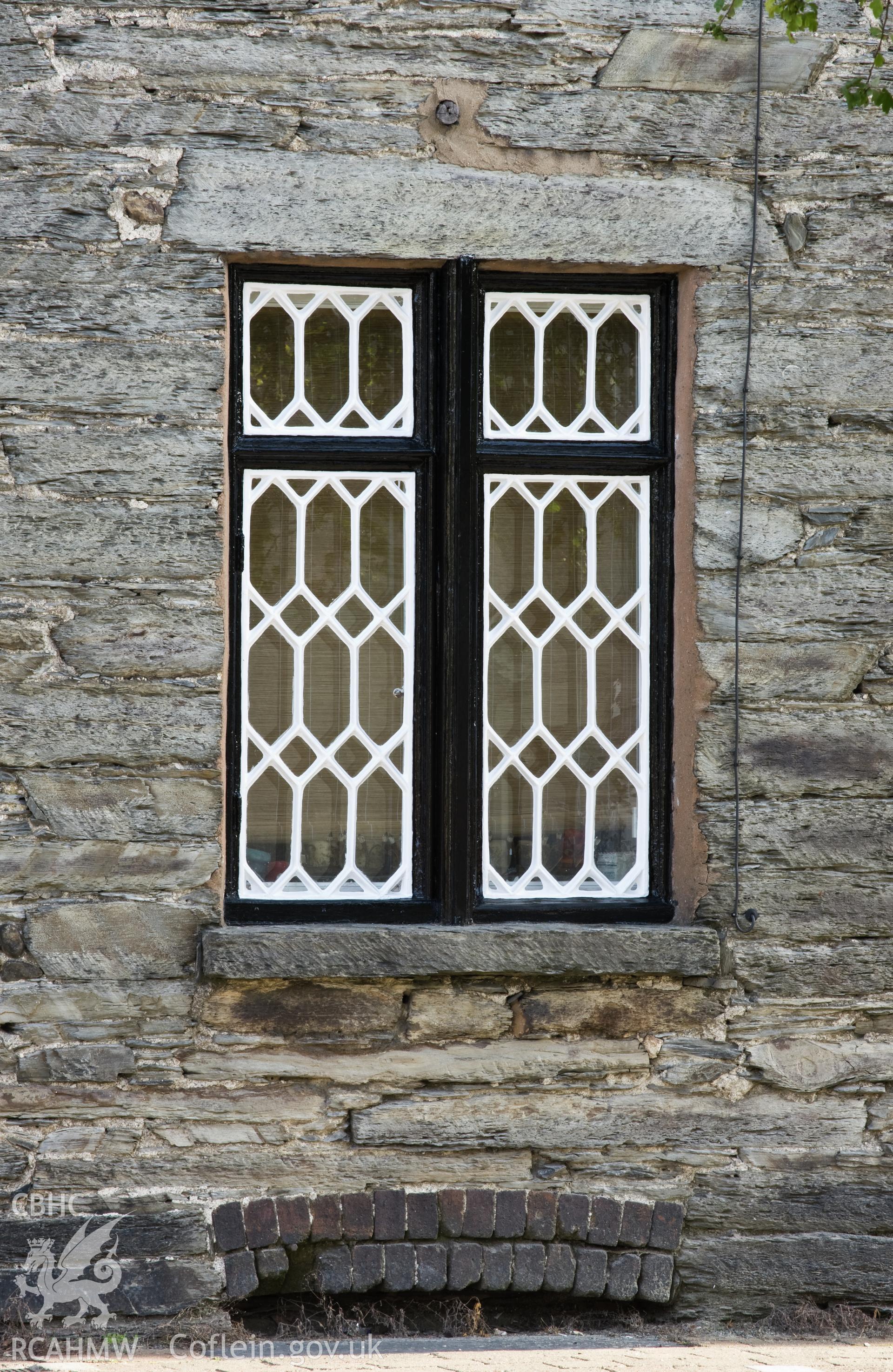 Groundfloor cast window