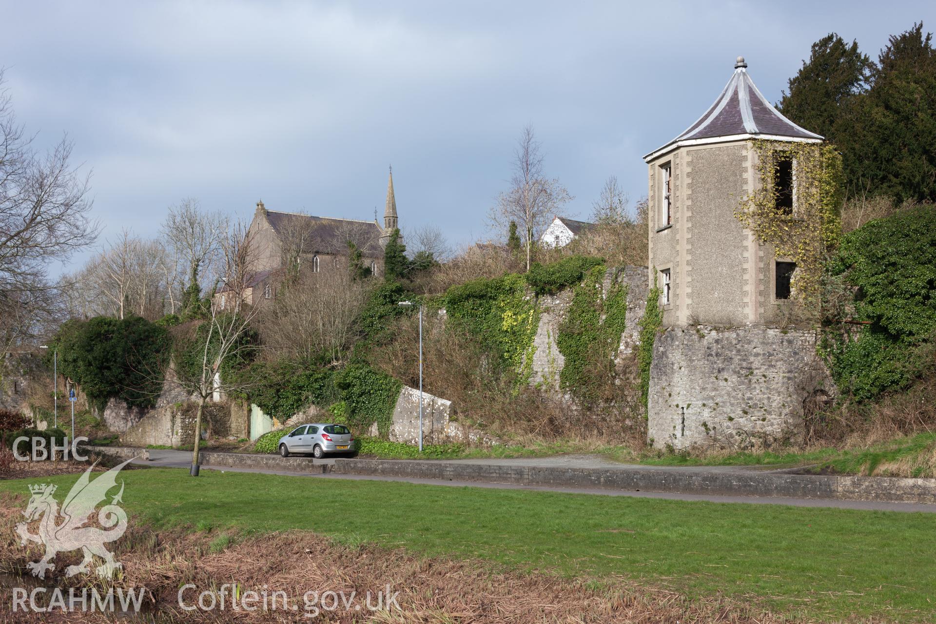 Gazebo on town wall in Common Road, viewed from the southeast.