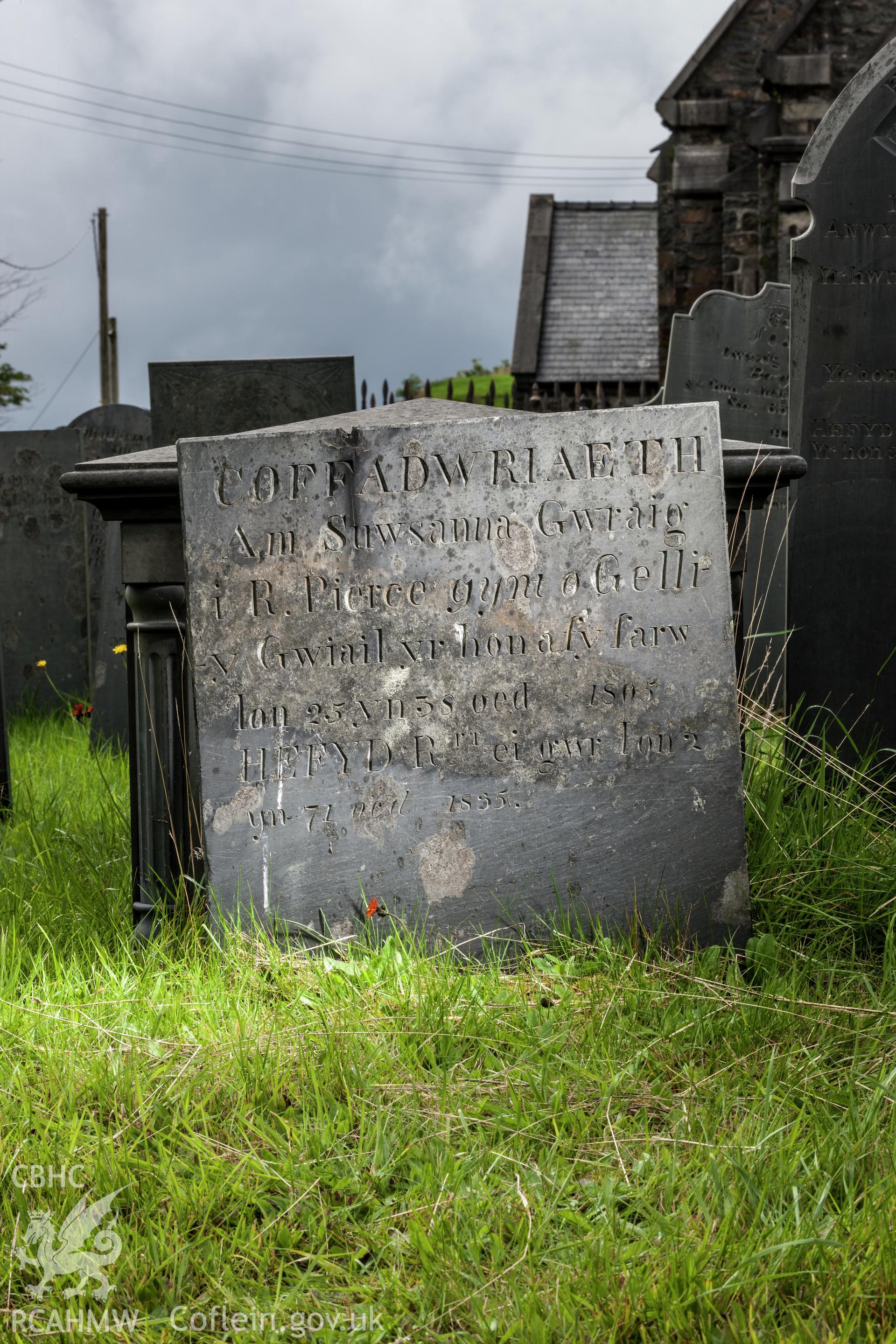 Suwsanna Pierce gravestone with oblique light