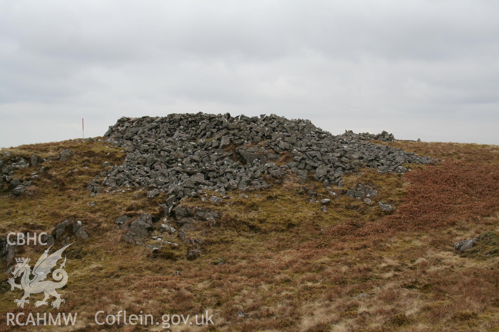 Cairn viewed from the south-east; 1m scale.