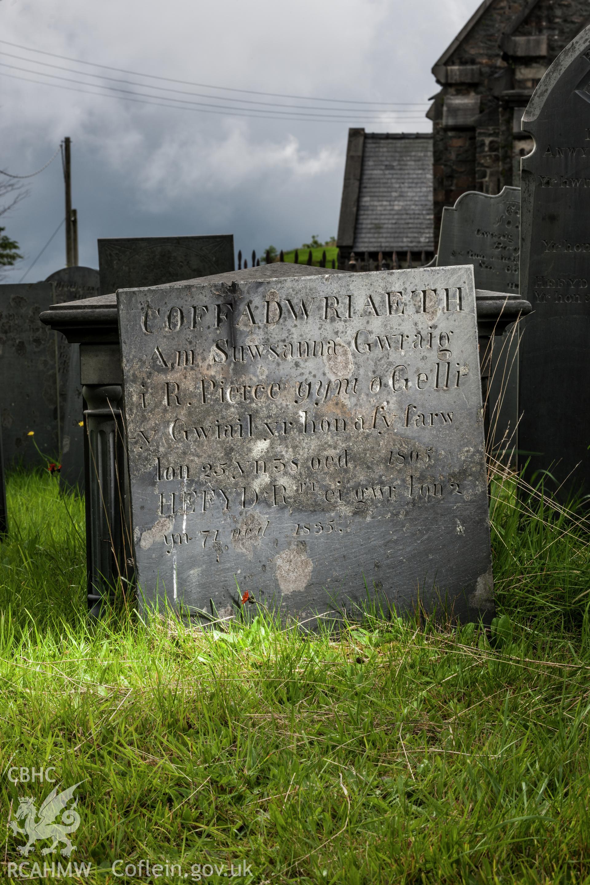 Suwsanna Pierce gravestone with oblique light