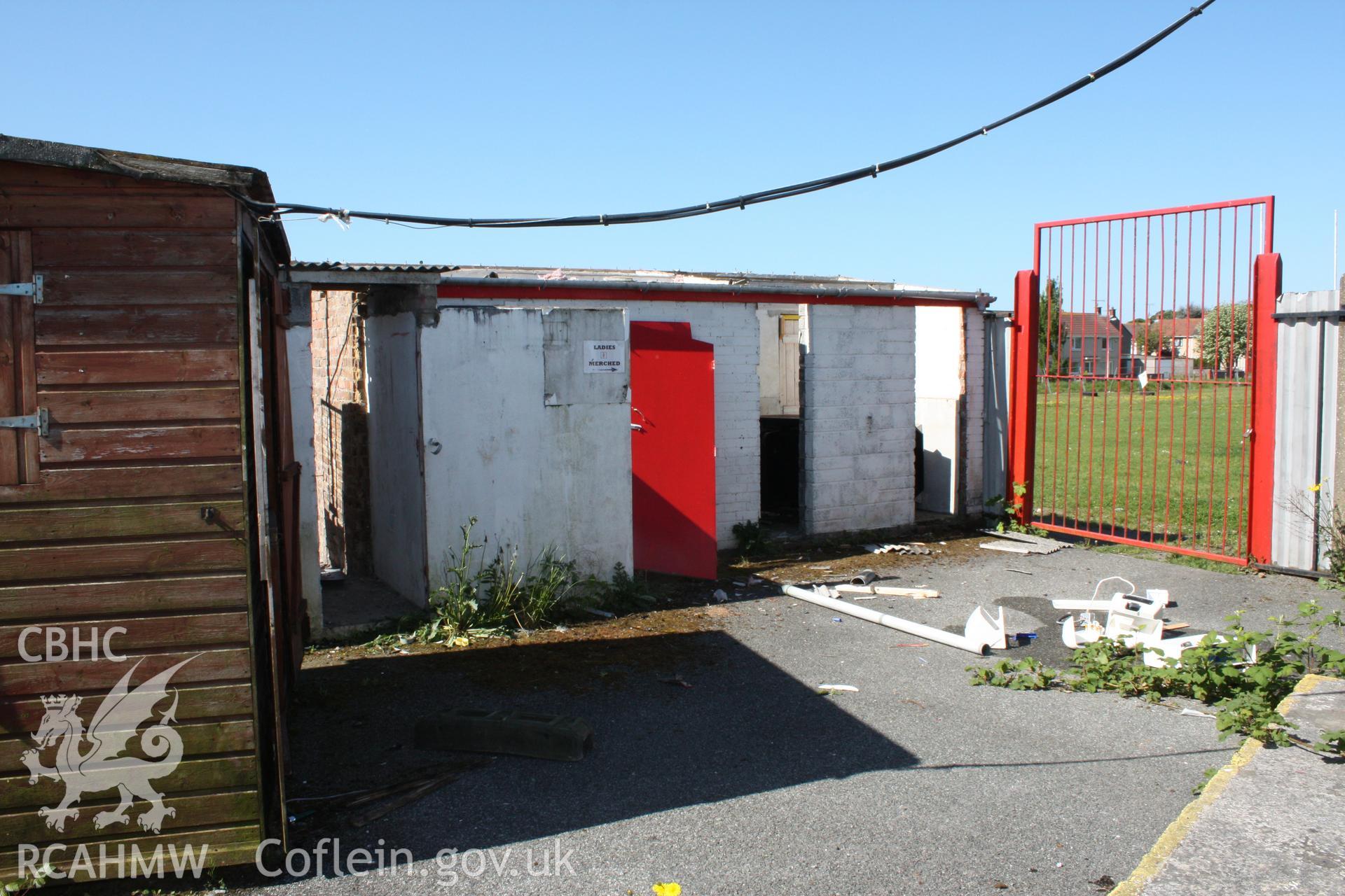 Exit from turnstiles 18-22 in south-west corner