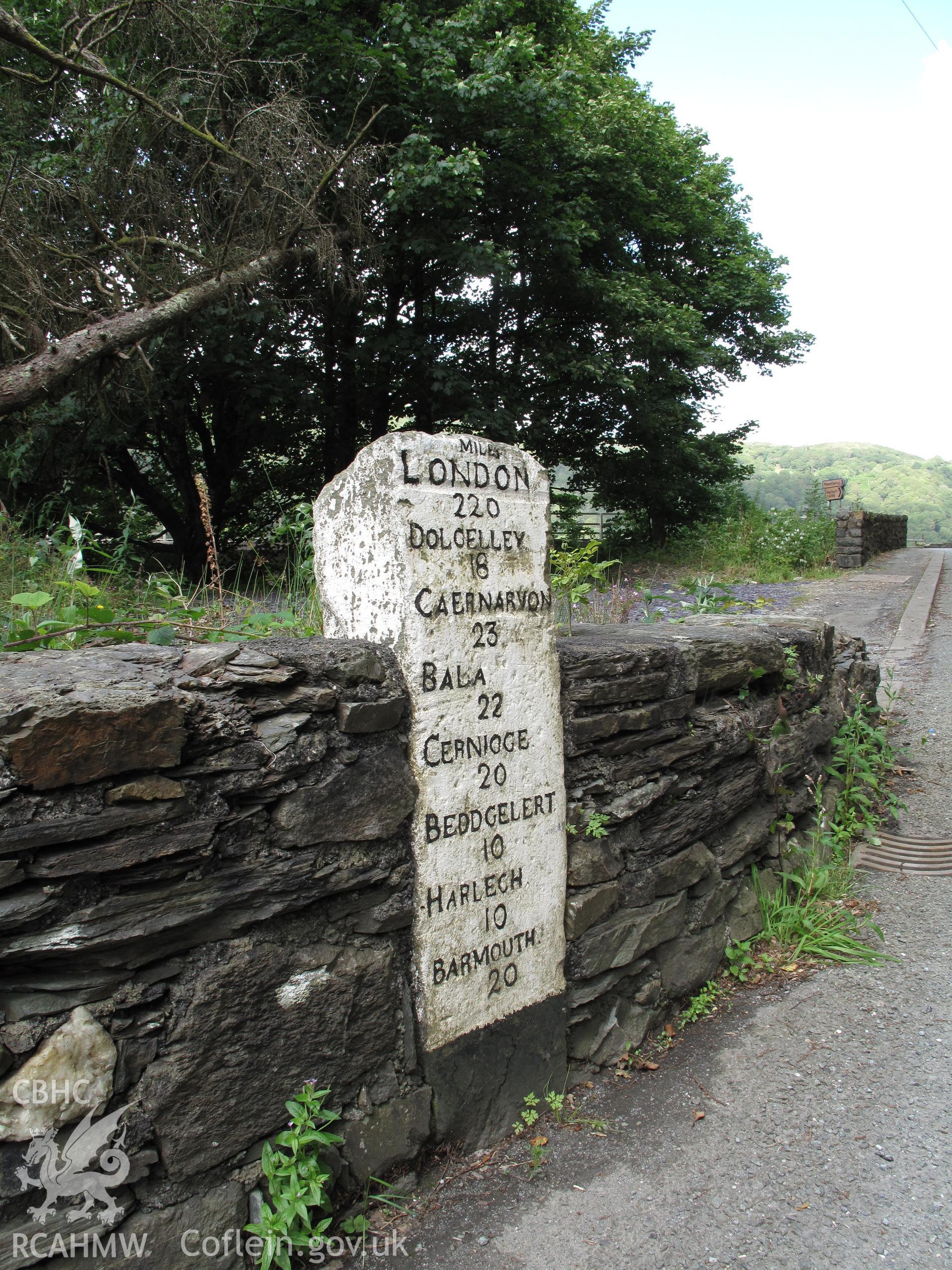 Milestone at Pont Maentwrog from the south, taken by Brian Malaws on 05 August 2009.