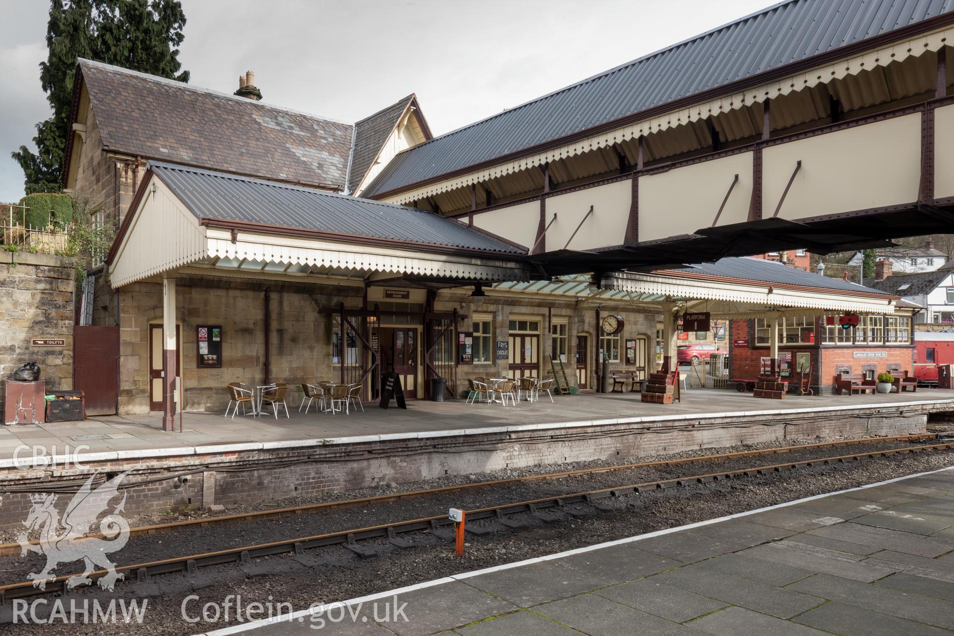 Station platform from the southwest