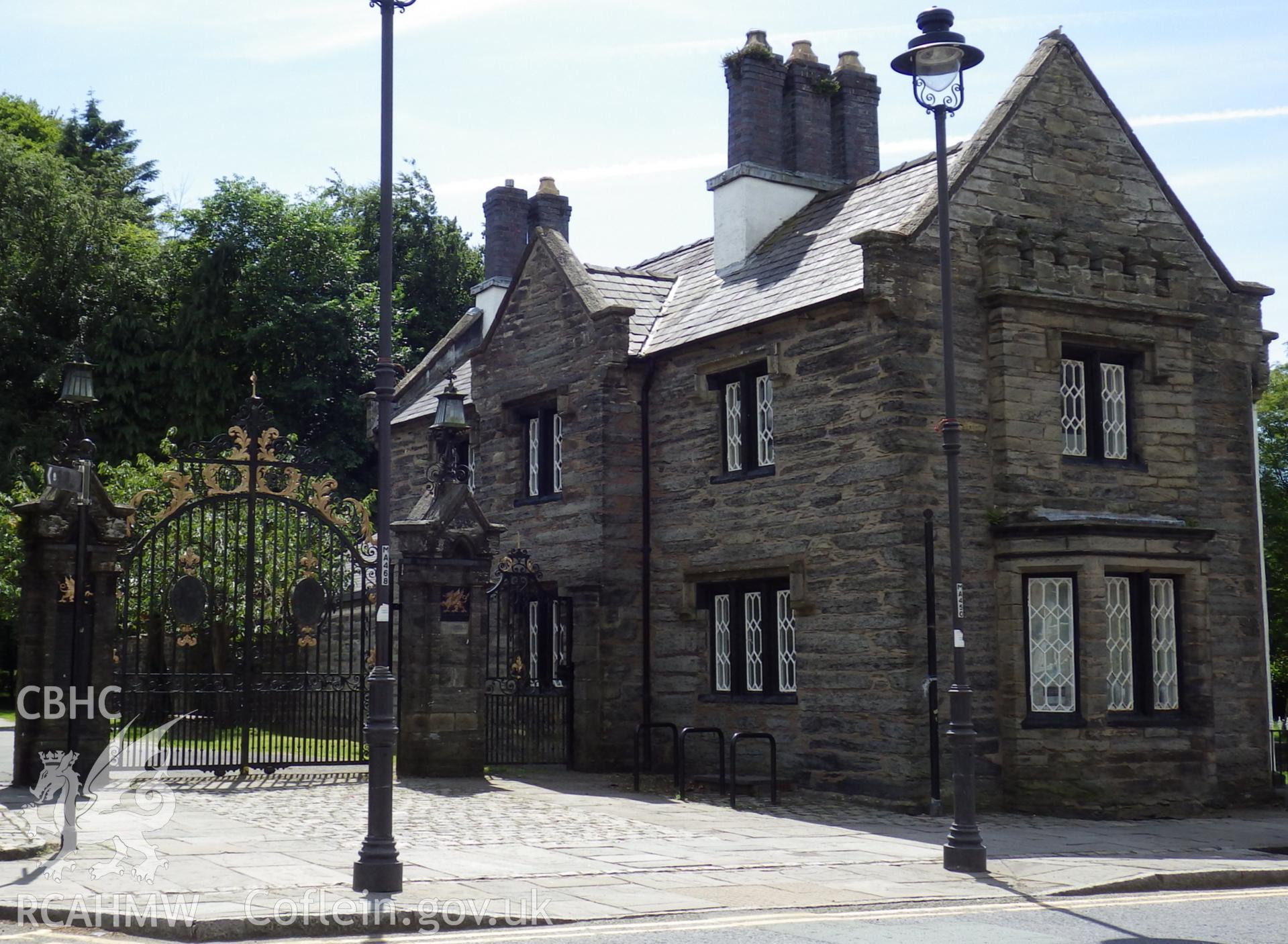 62 Heol Maengwyn (western gatehouse of Y Plas) and gates