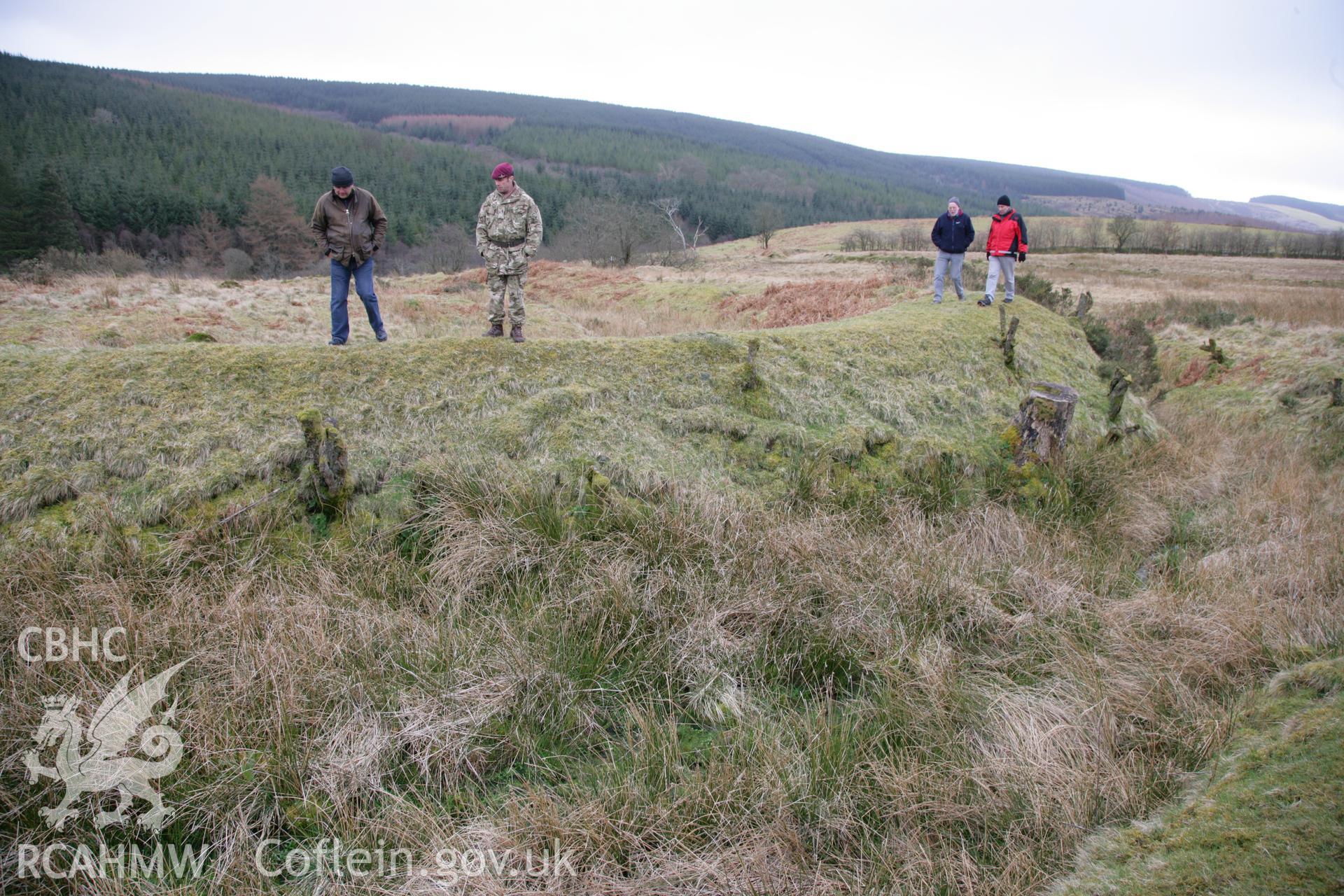 Clawdd British, view of north-west rampart looking south-east, with tour party