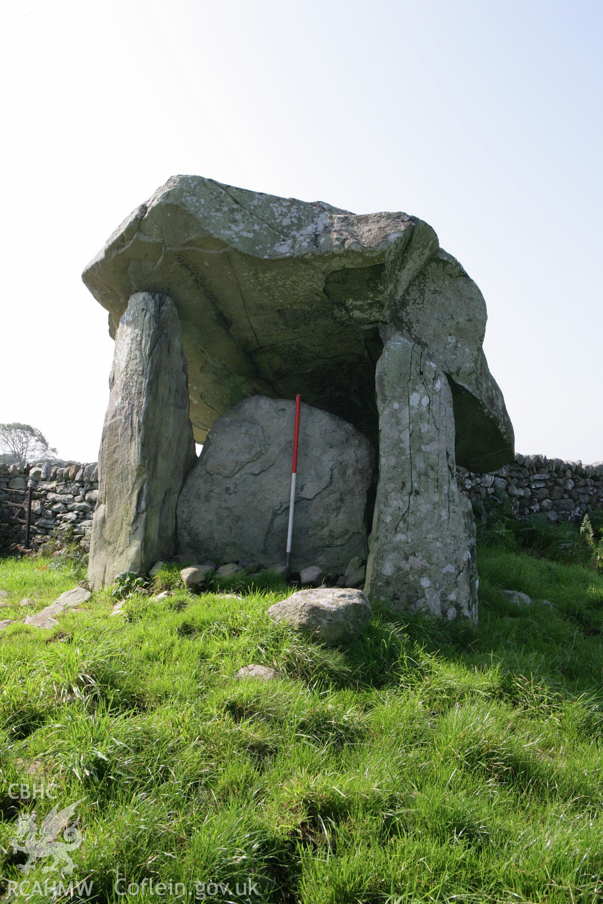 General view of chamber with 1m scale