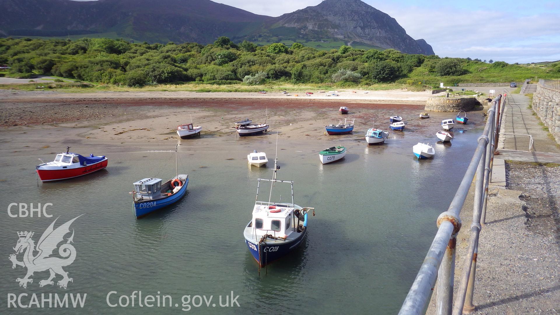 Inshore fishing vessels and pleasure craft utilising the shelter of the pier