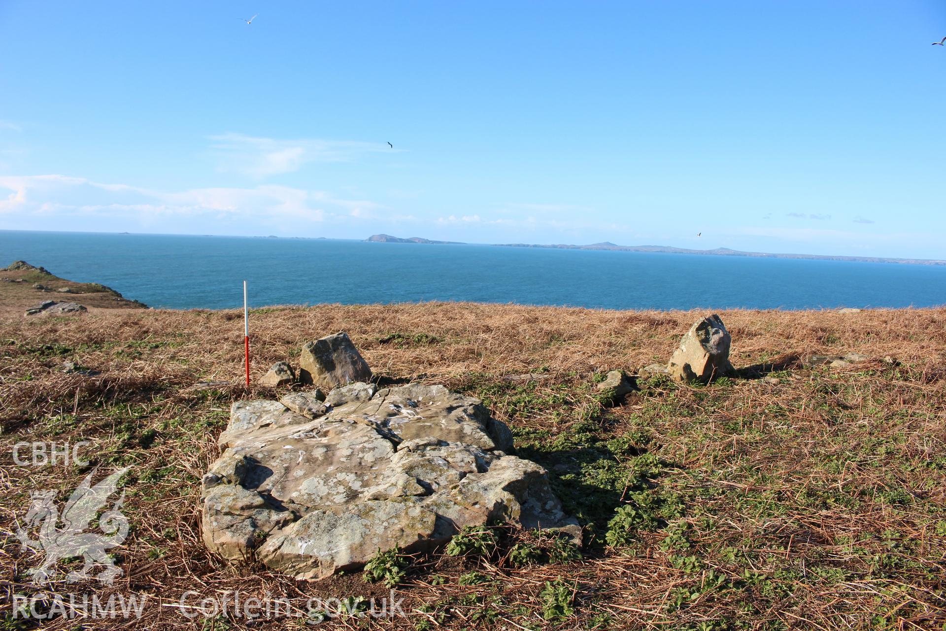 SUB-MEGALITHIC SITE NEAR TO NORTH STREAM, SKOMER ISLAND, view of slab from south