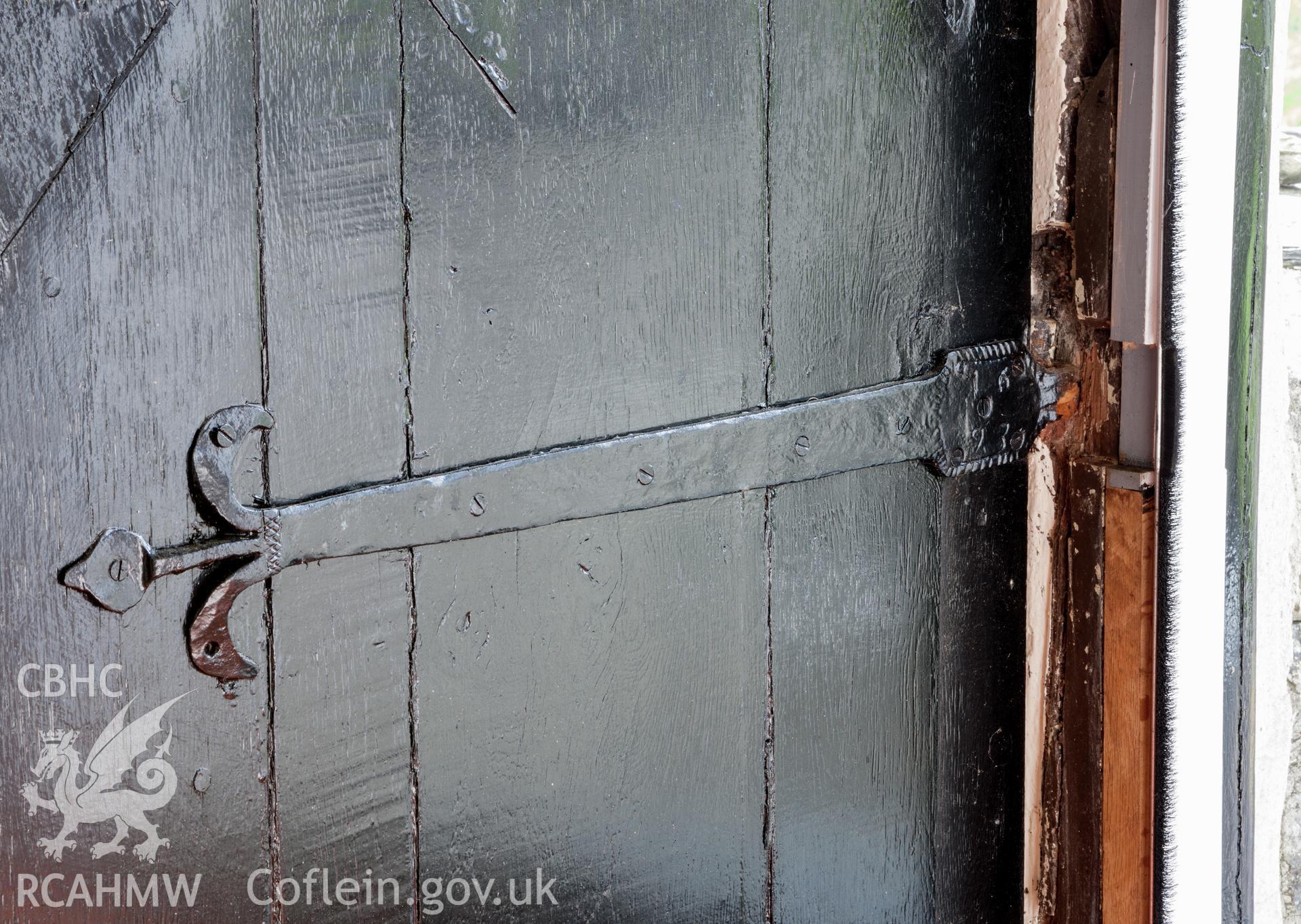 Bottom hinge on door