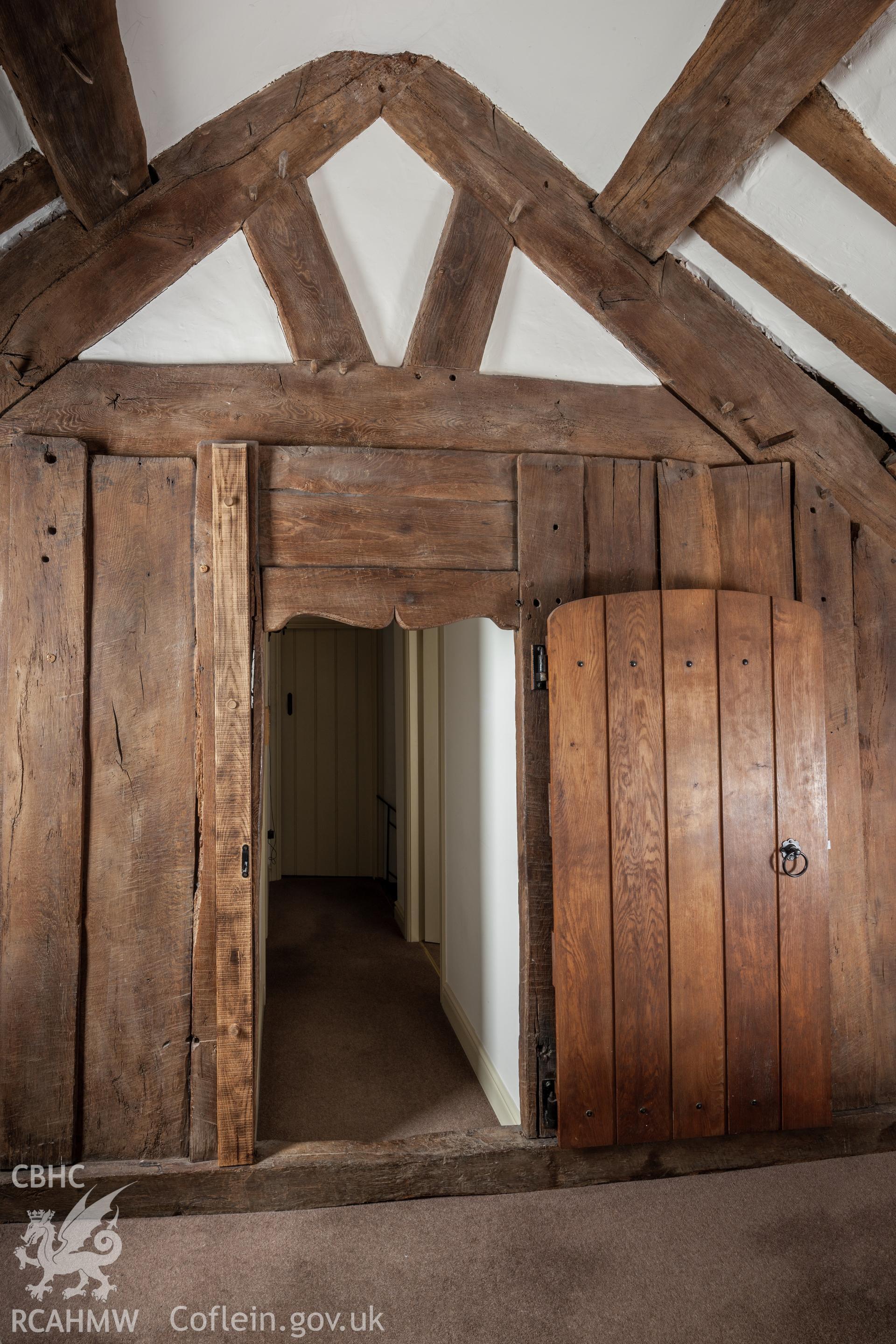 Interior framing with ogee doorhead