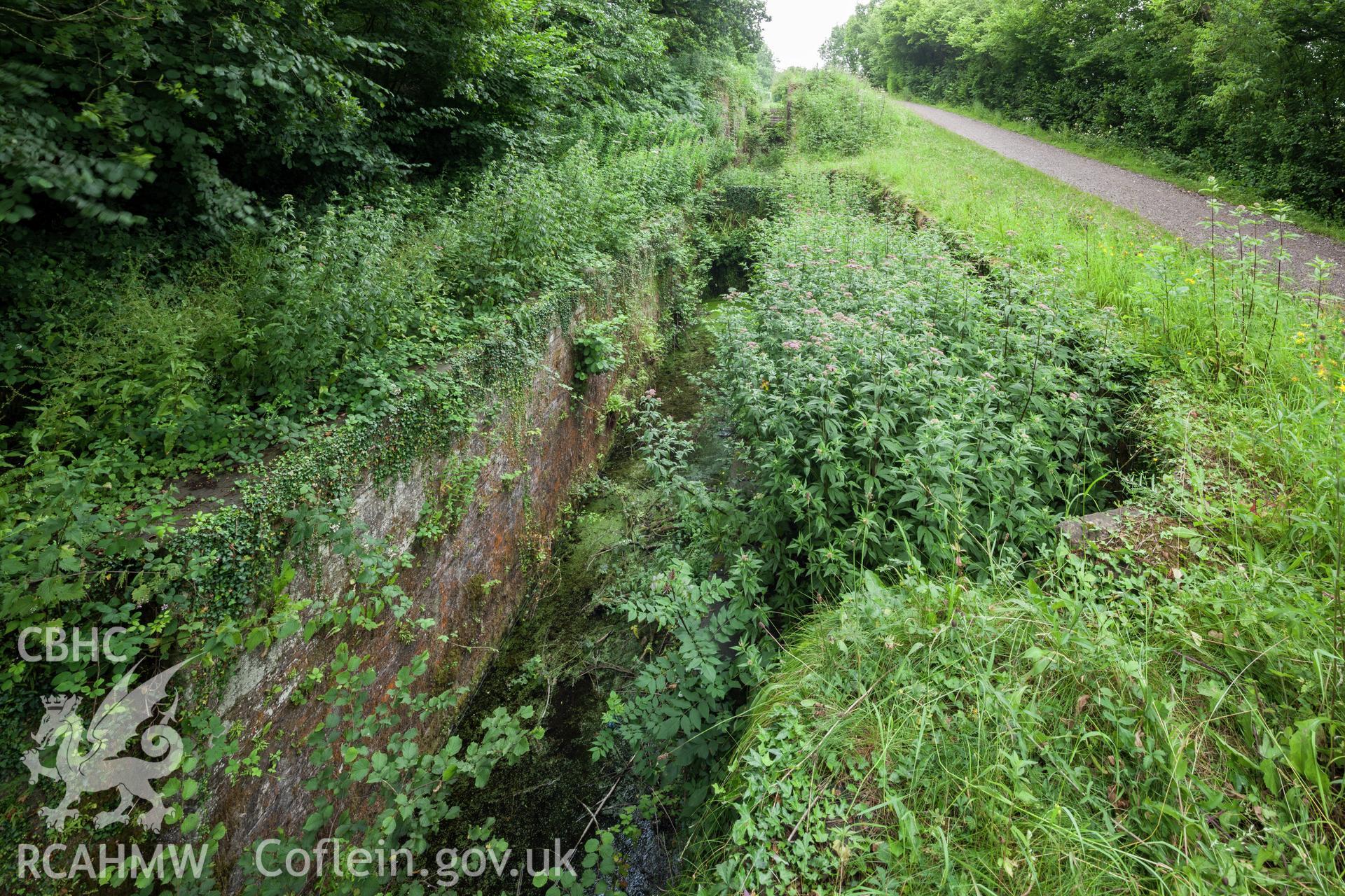 Derelict locks towards the bottom of the flight, looking northwest