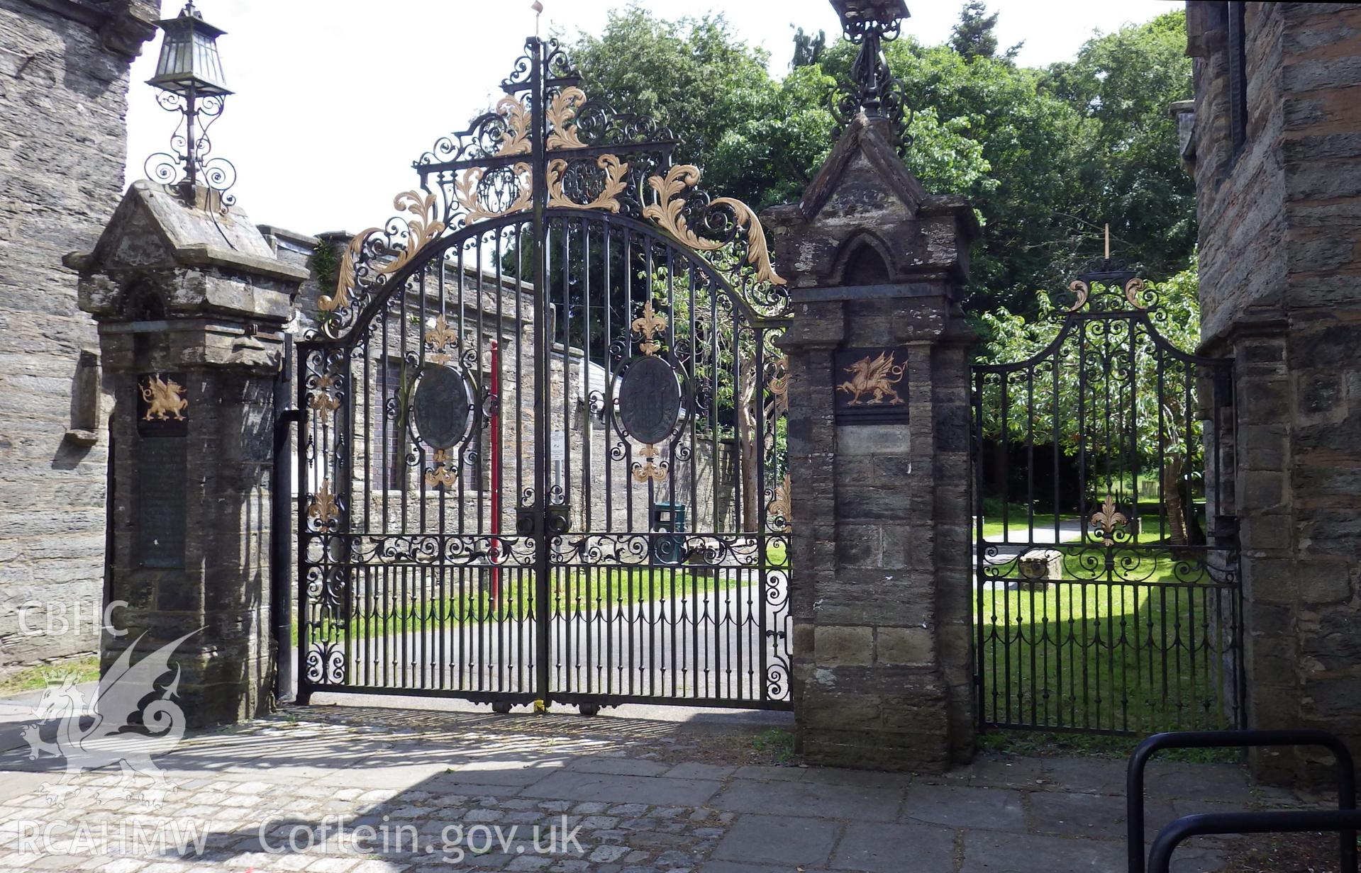 Gates of Y Plas
