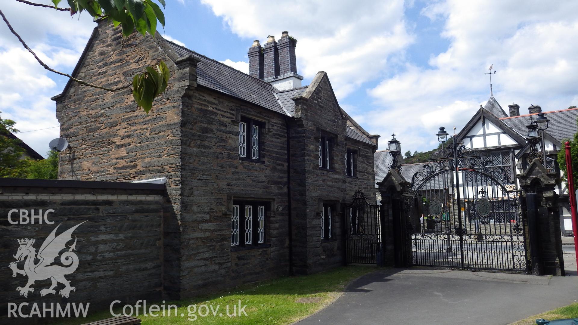 62 Heol Maengwyn (western gatehouse) and wall flanking drive (also listed)