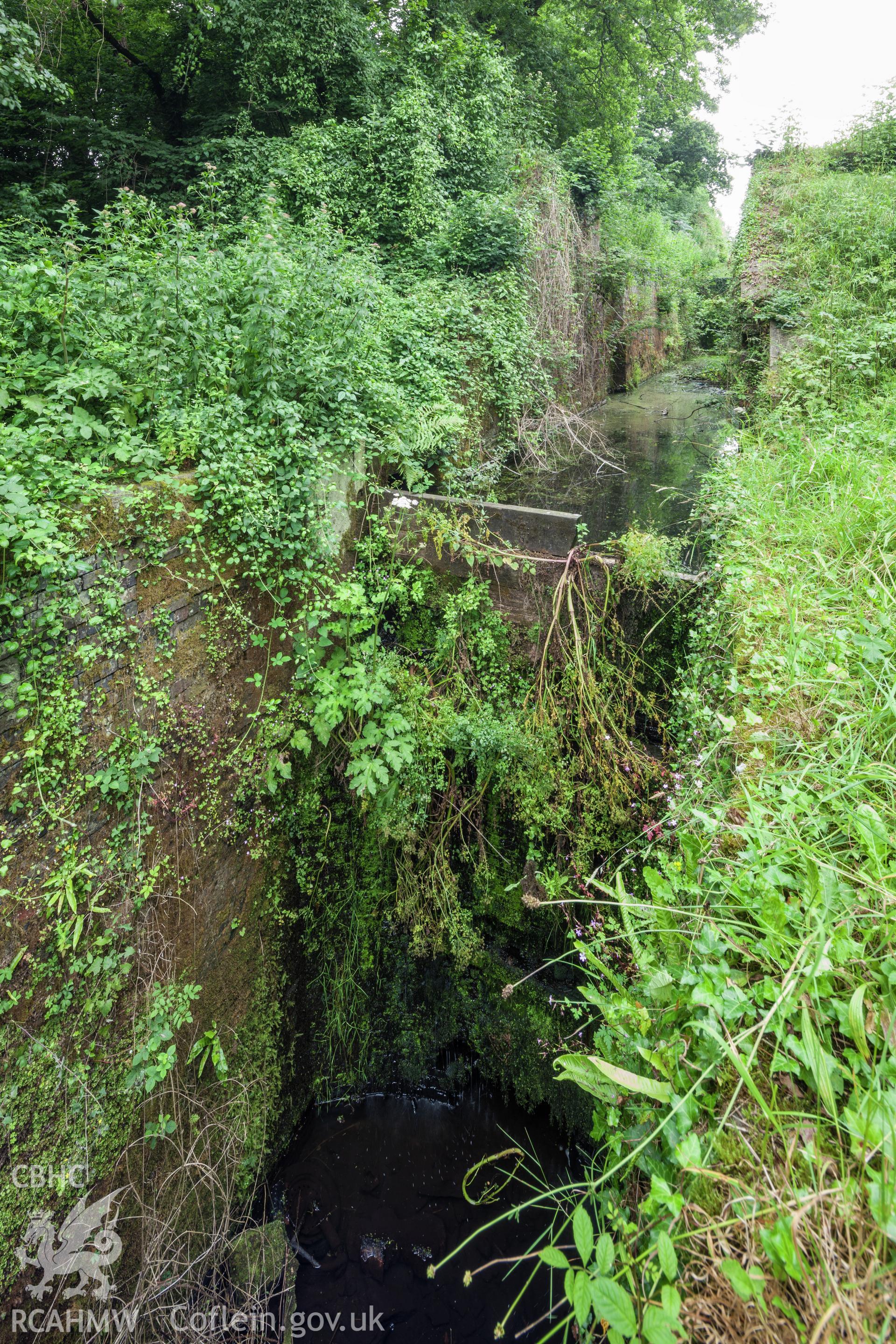 Derelict locks towards the bottom of the flight, looking northwest