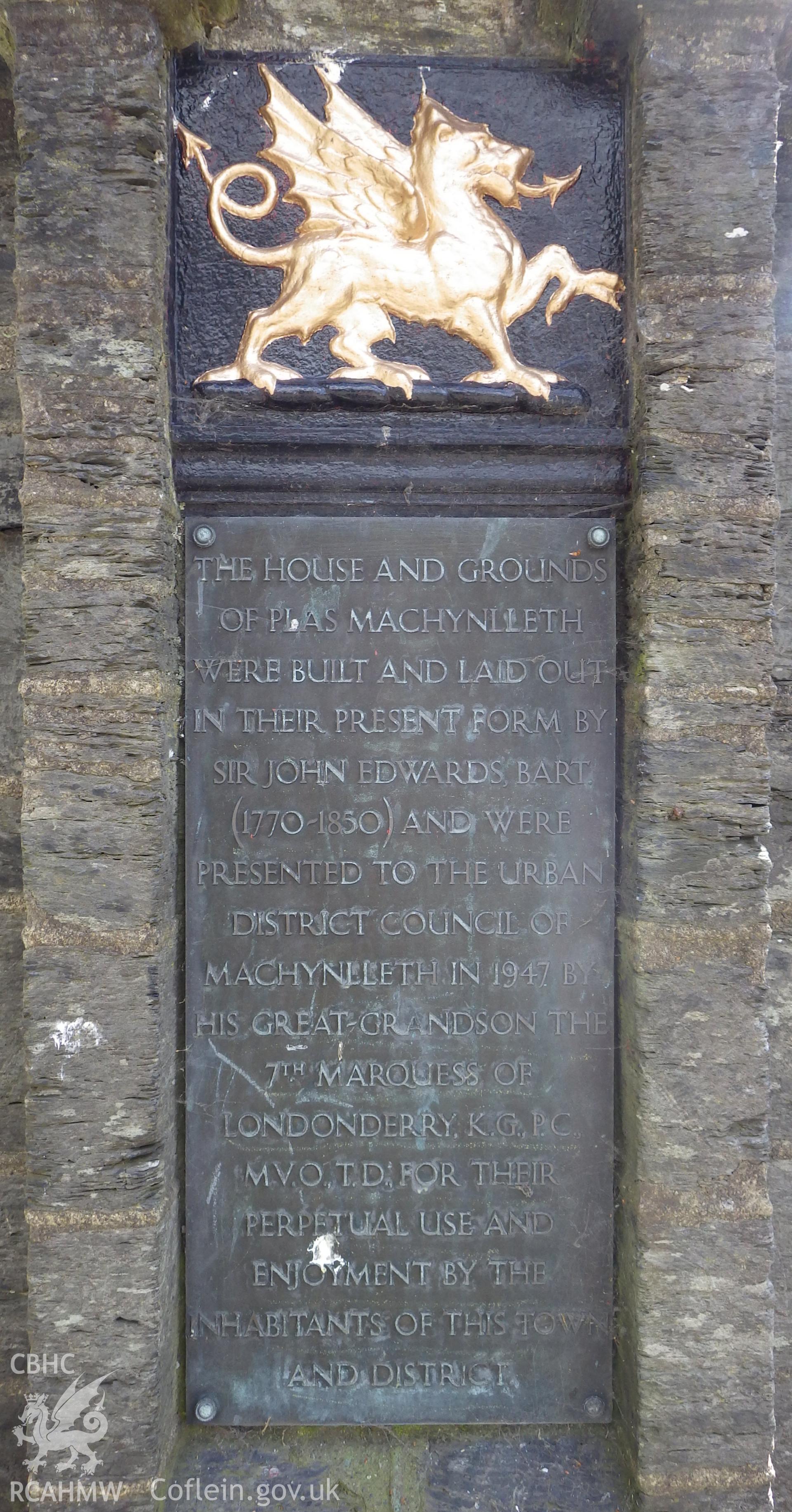 Commemorative plaque on eastern gate pier noting the the gift of the house and grounds to the town