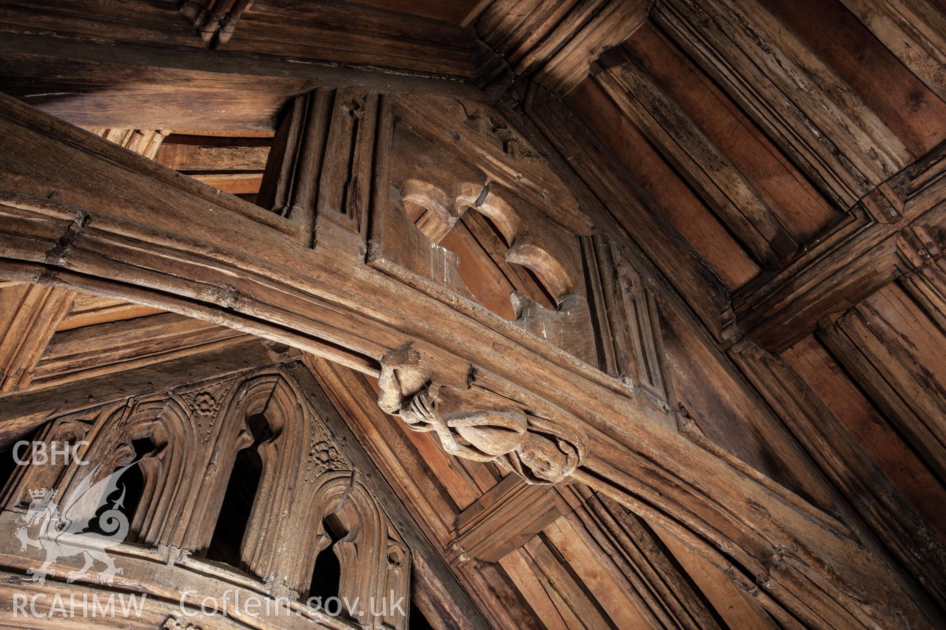 Interior, roof, intermediate beam (4/5) centre decoration