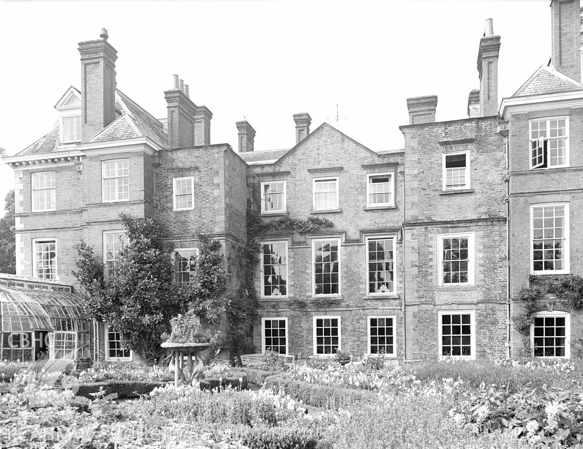 View of the southern side of the mansion.