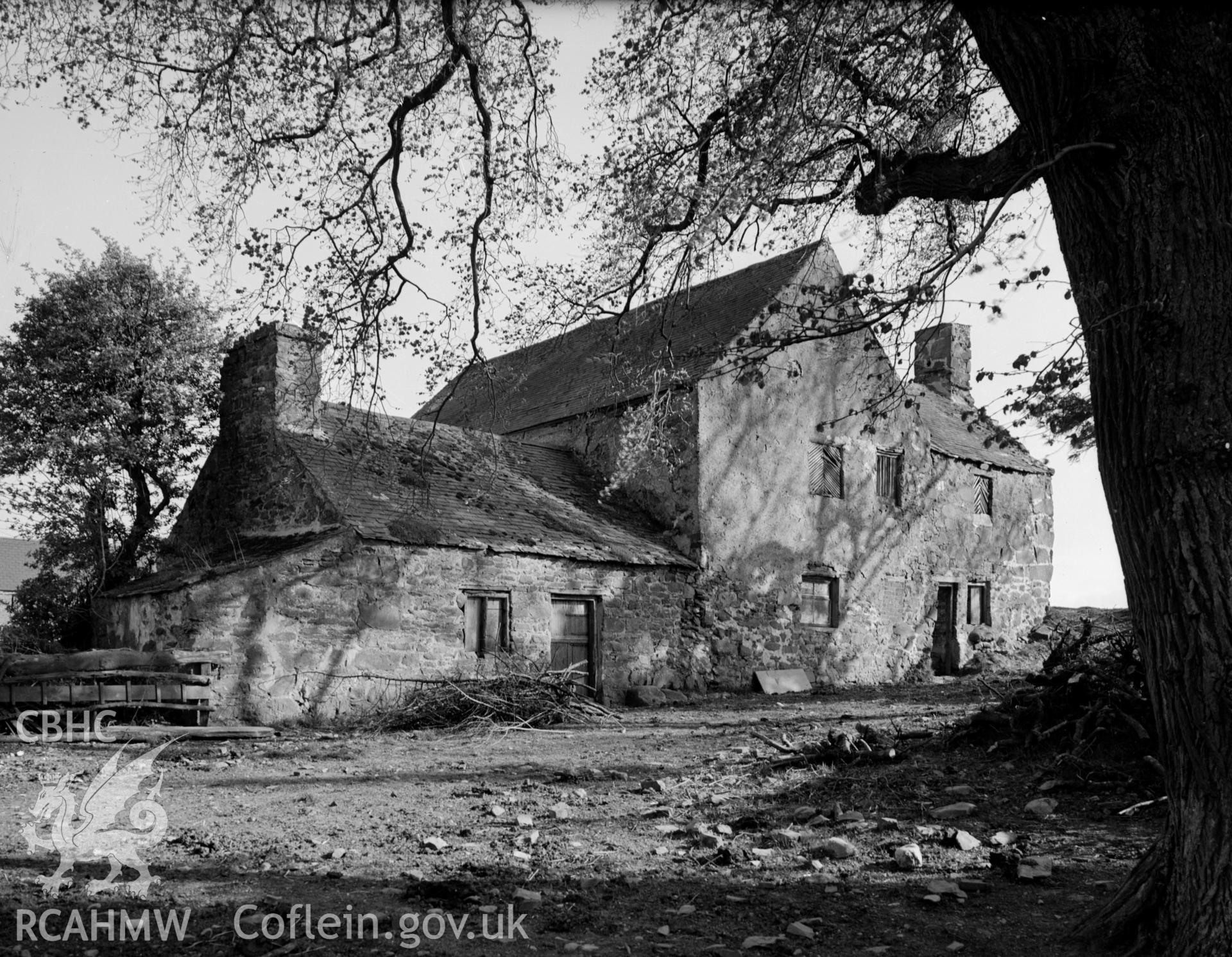 A derelict house which has both an east and a west wings both have pitched roofing.