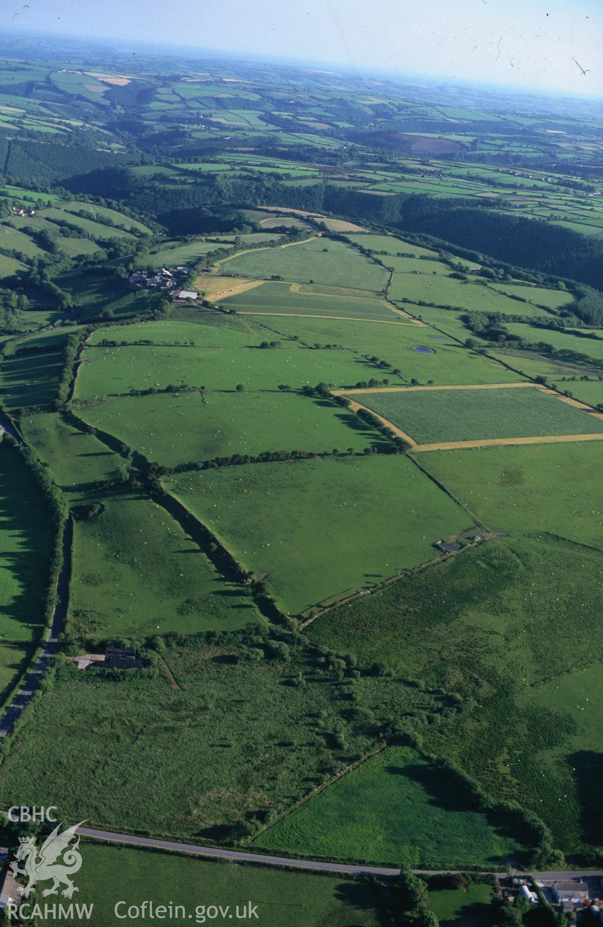 RCAHMW colour slide oblique aerial photograph of Clawdd Mawr, Llangeler/Cynwyl Elfed, taken by C.R.Musson on the 15/07/1996