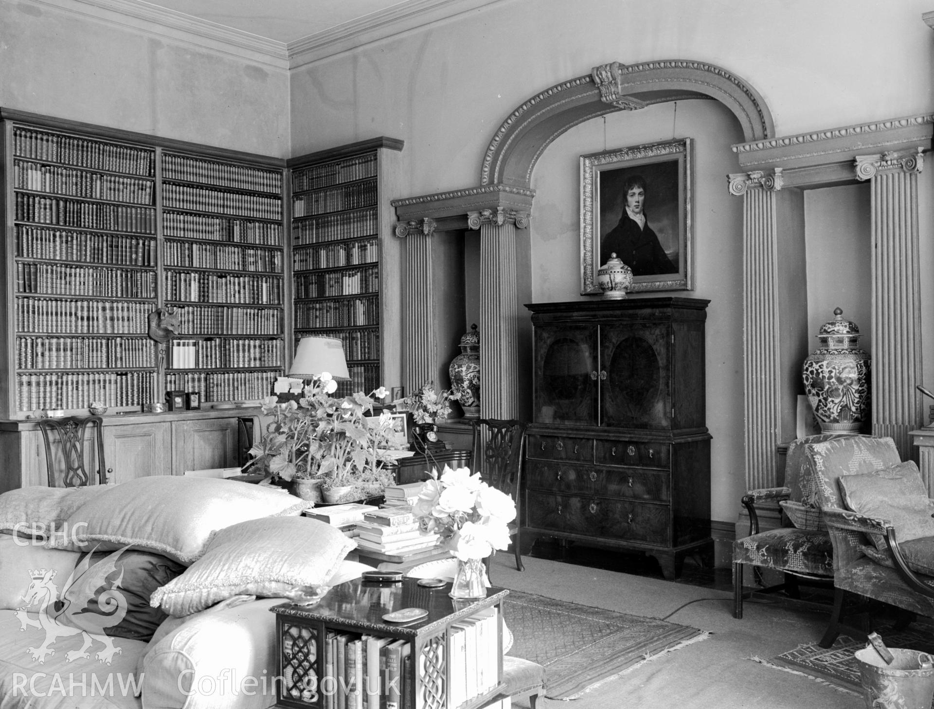 The study showing small alcoves, the edges of which are made to look like Ionic pillars.