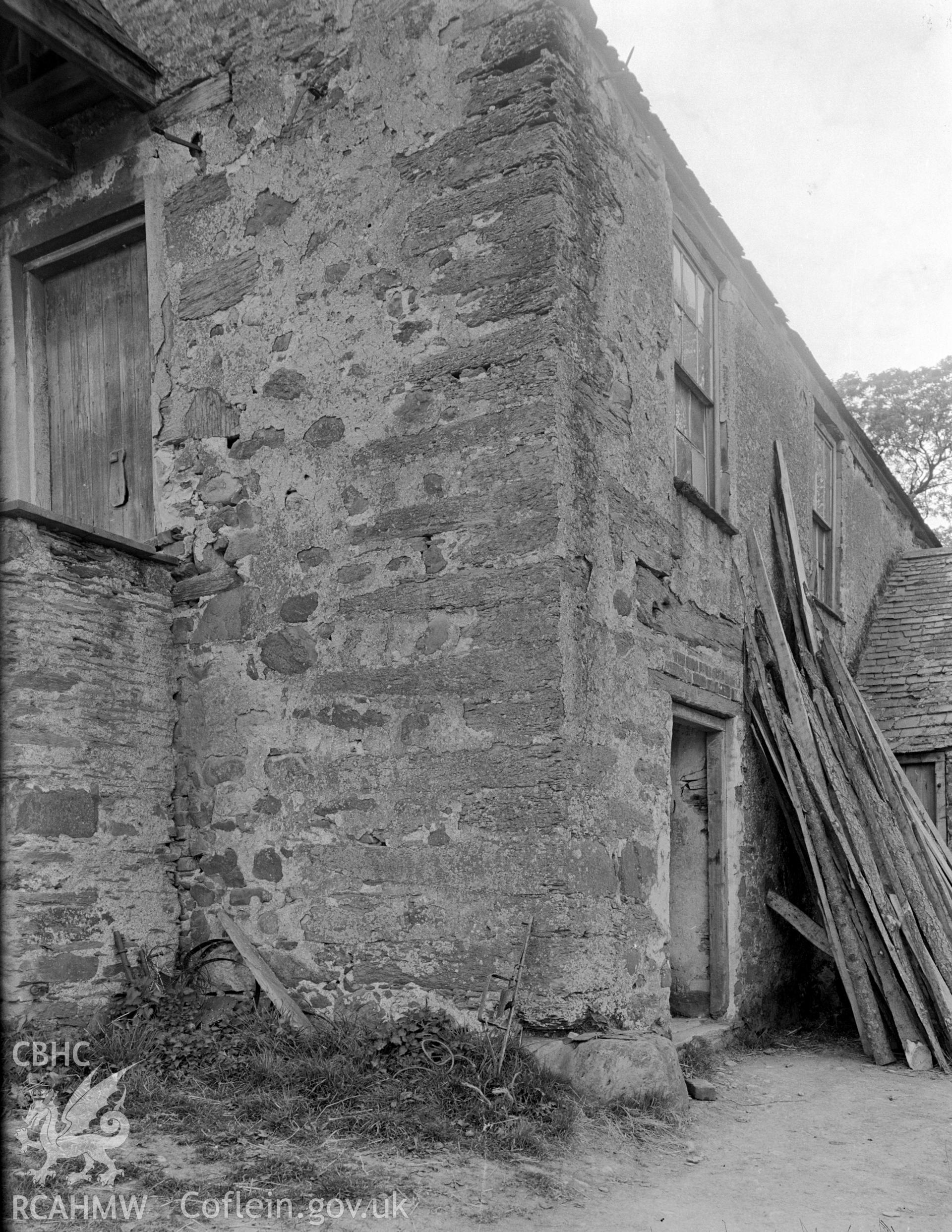 A close up of the derelict stone house from the north east.