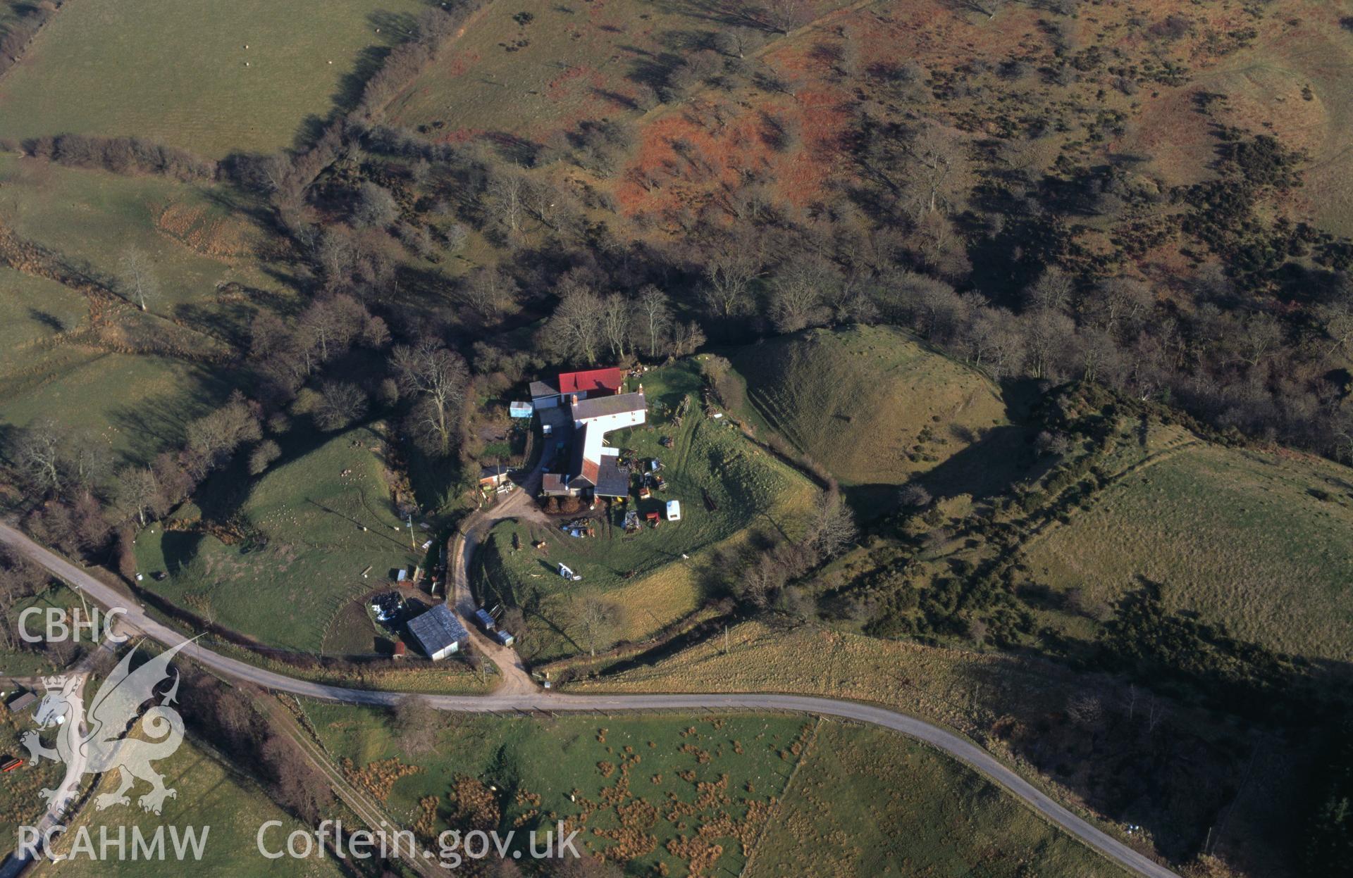 RCAHMW colour oblique aerial photograph of Castell Cwm Aran taken on 23/03/1995 by C.R. Musson