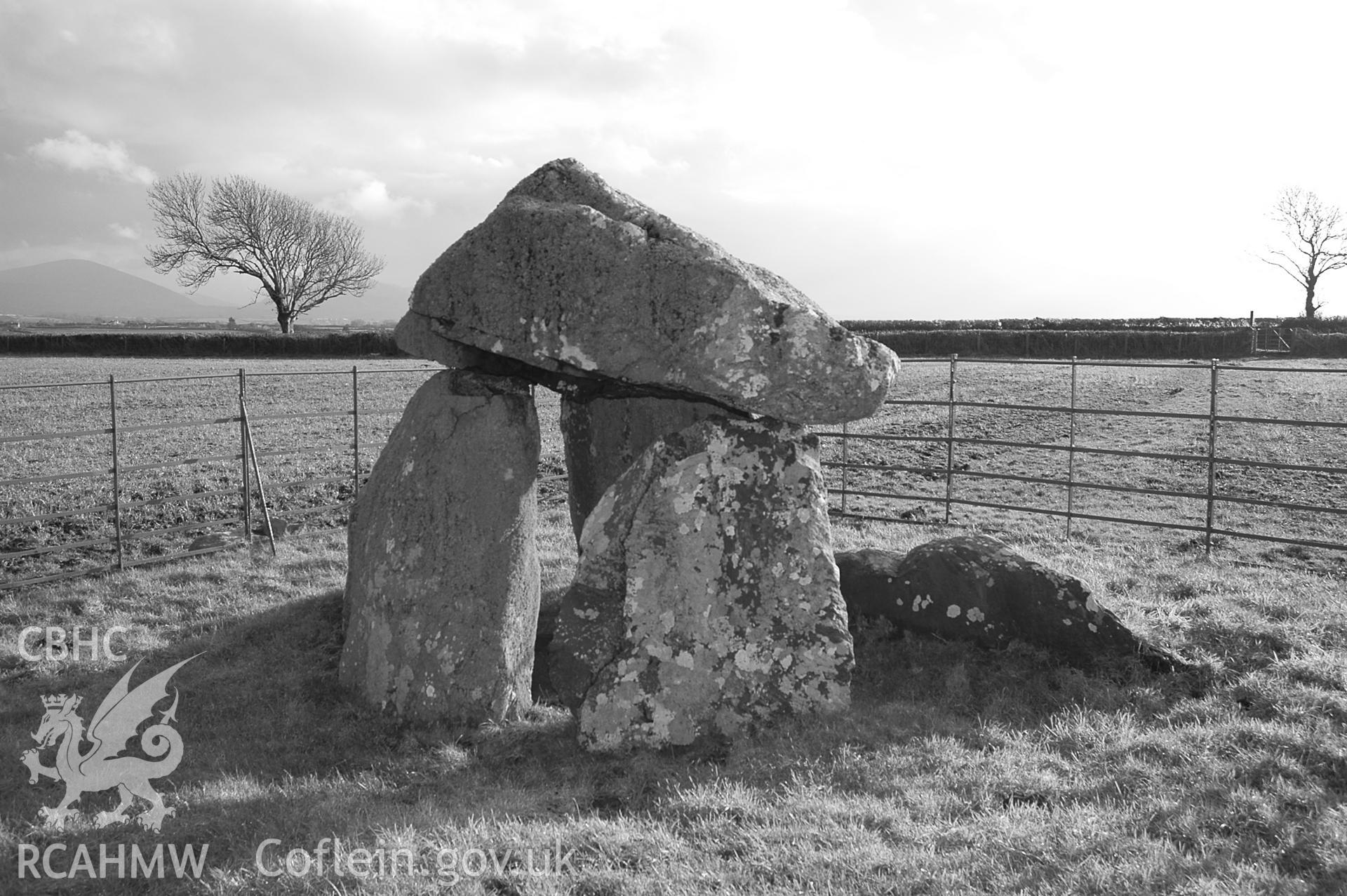 Bodowyr Burial Chamber from the north.