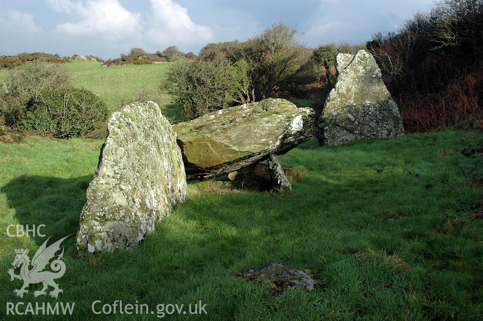 Din Dryfol Burial Chamber, tombs from south.